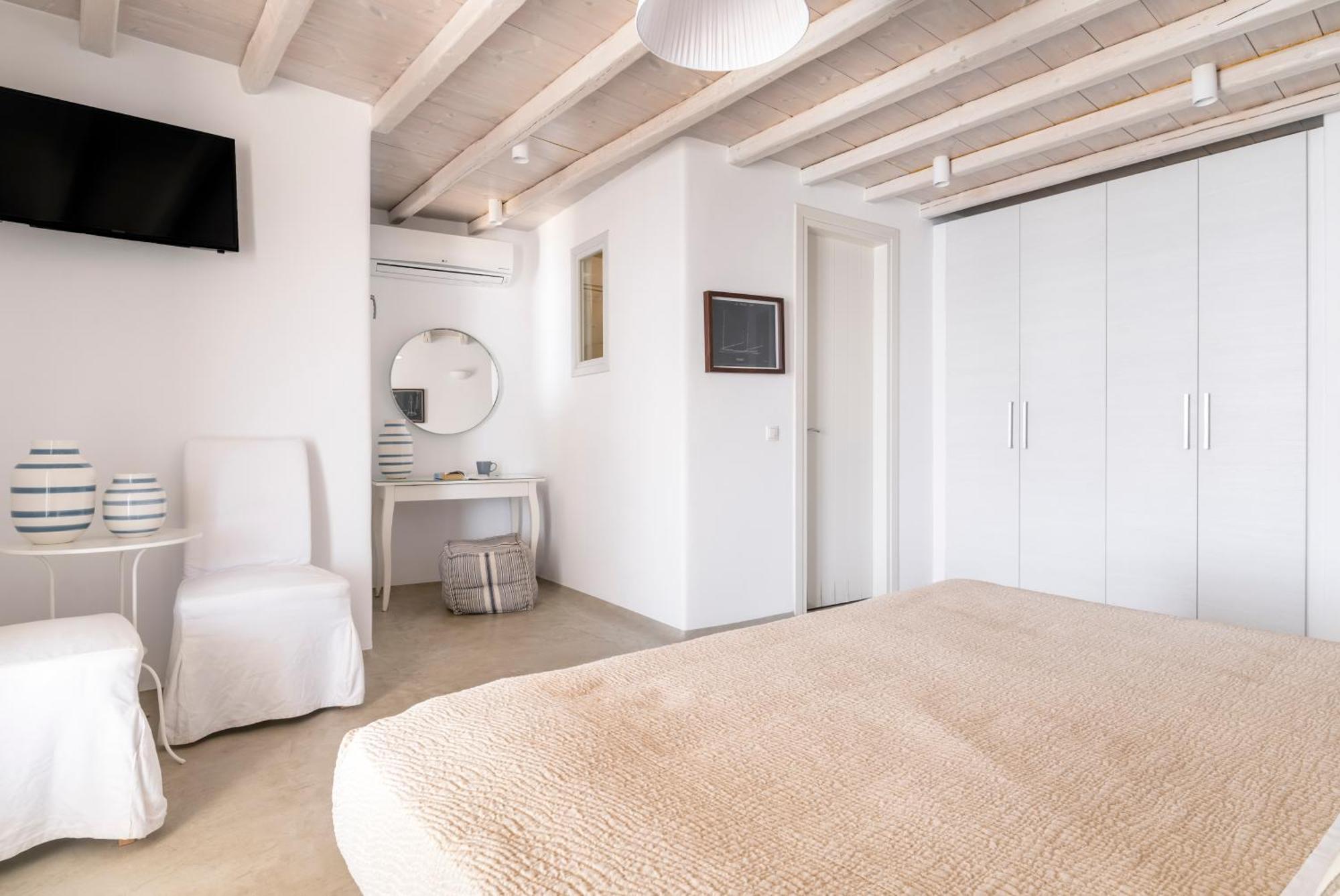 Luxury With Stunning Views Above Kalo Livadi Villa *