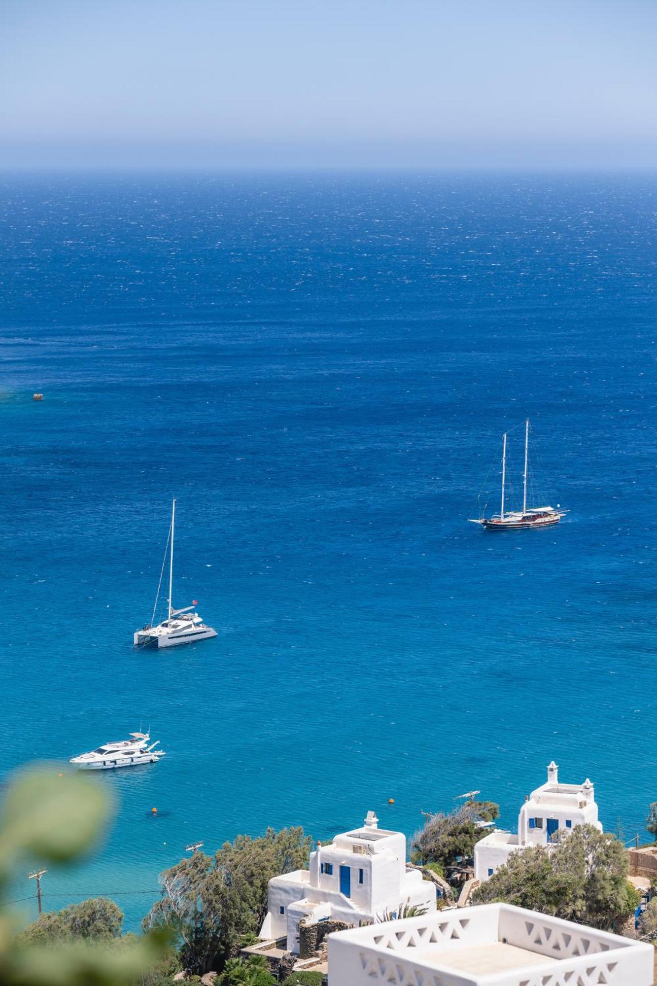 Luxury With Stunning Views Above Kalo Livadi Villa *