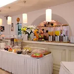 Kamari Hotel