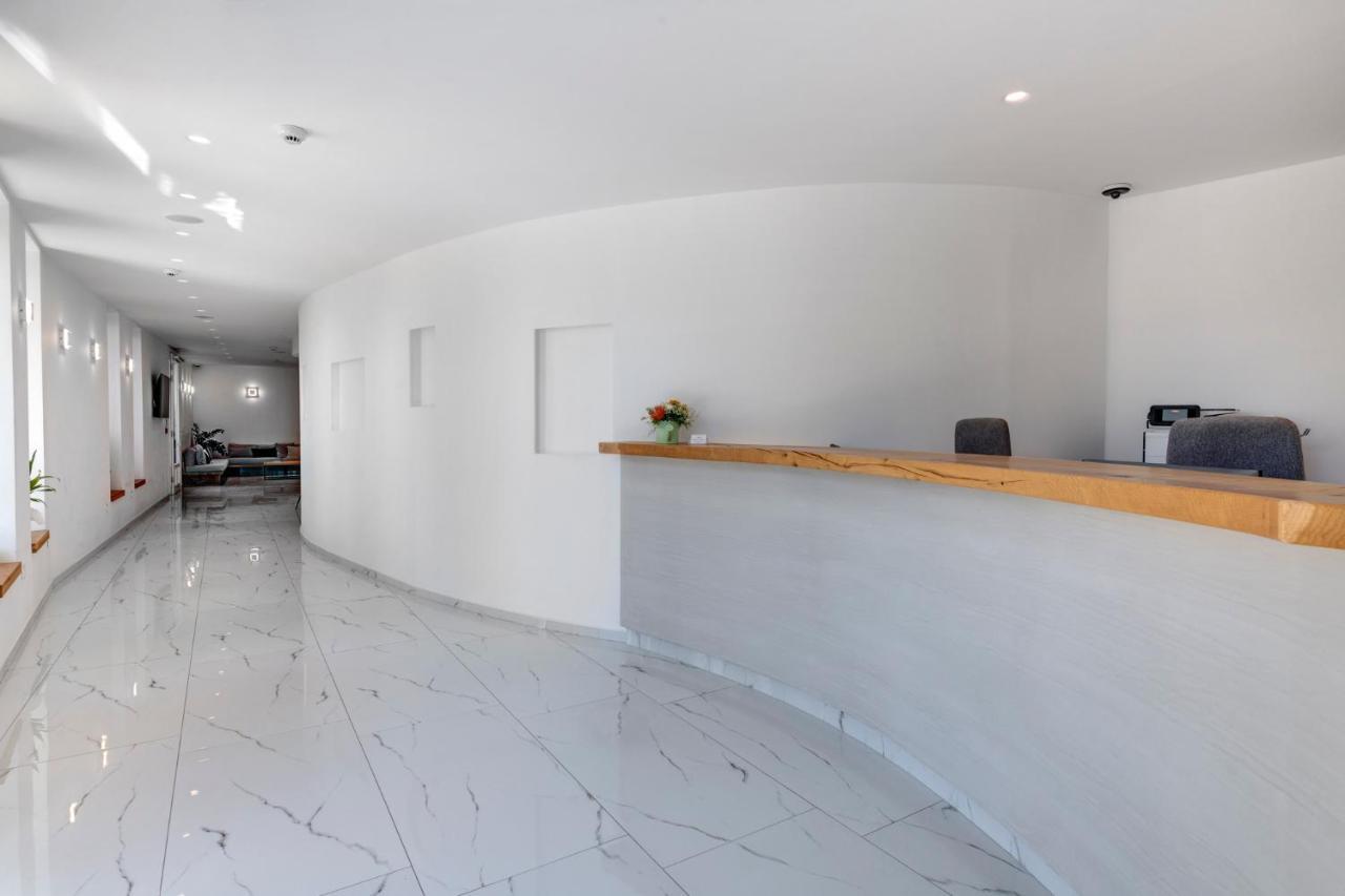 Makis Place Aparthotel