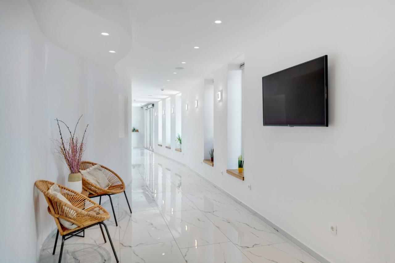 Makis Place Aparthotel Tourlos