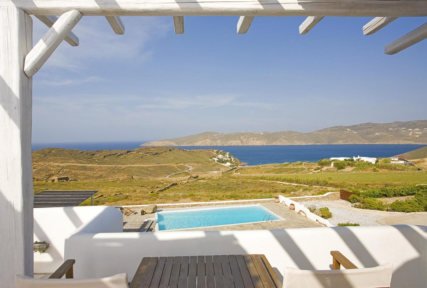 Yakinthos Aparthotel 4*