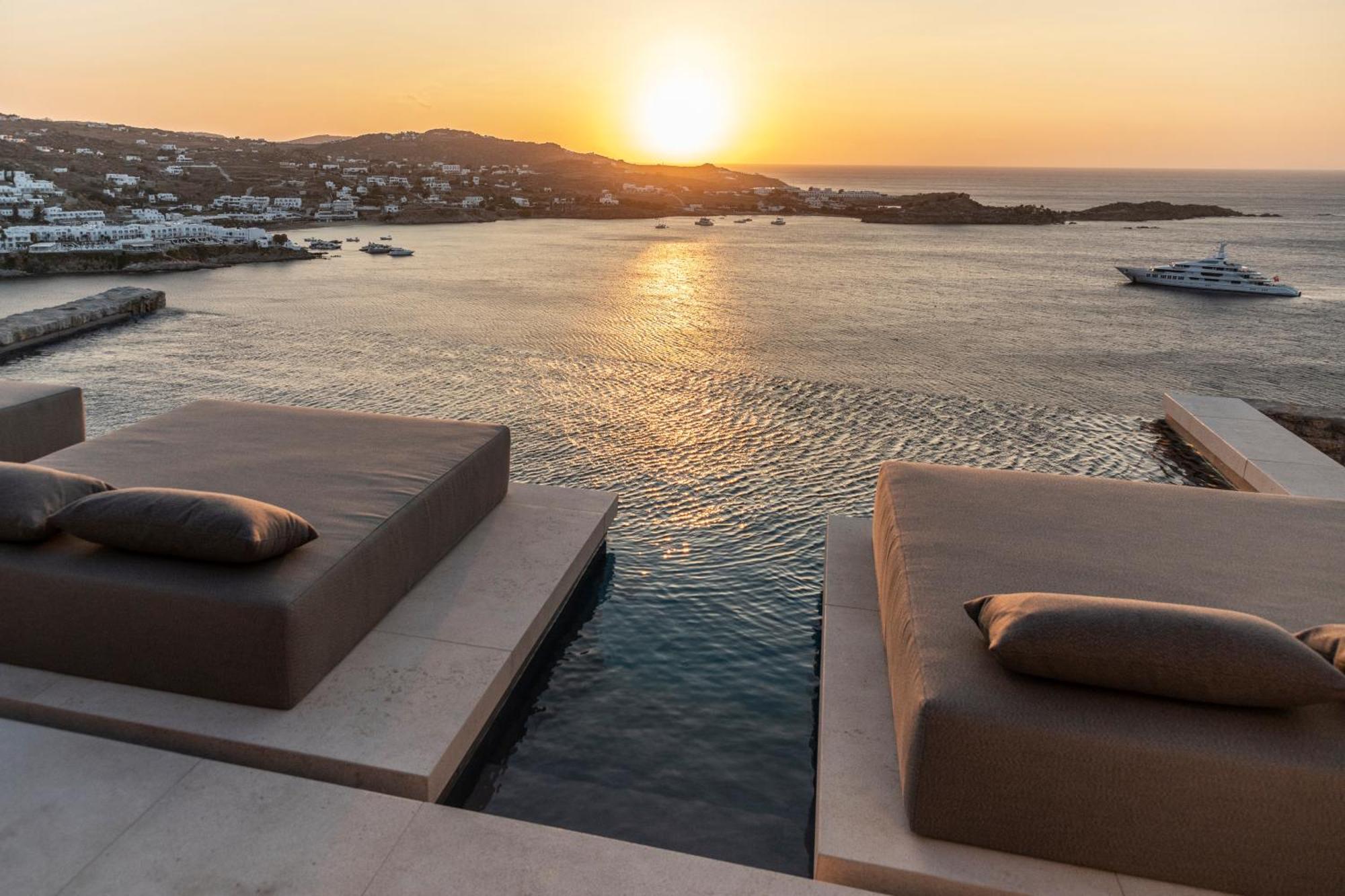 The Skyvilla Mykonos - A Landmark With Breathtaking Views Of The Psarou Bay *