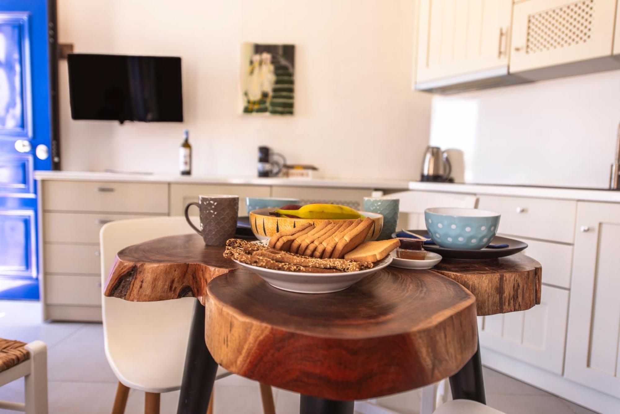 Fresh Renovated Maisonette Close To The *