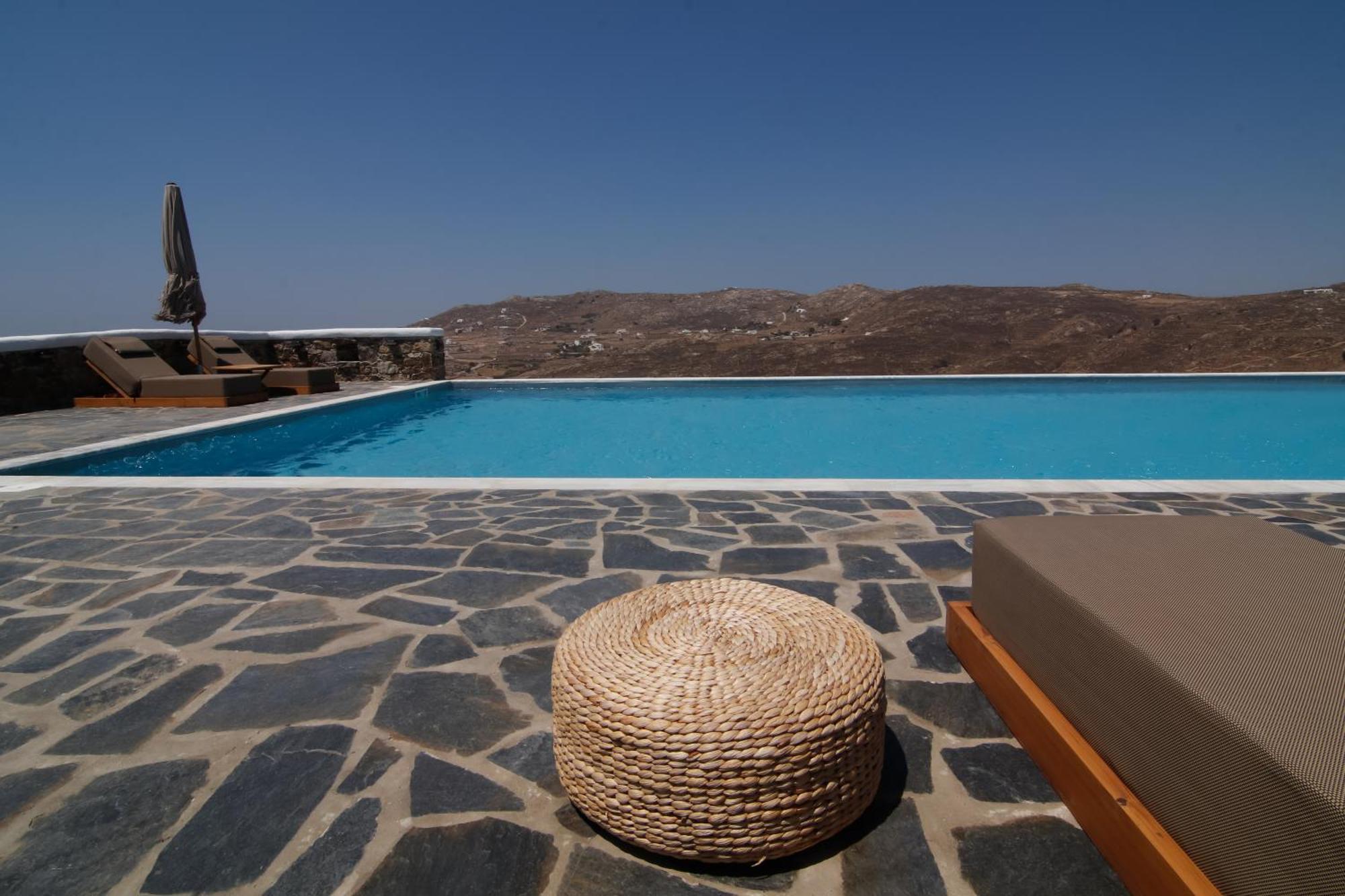 Thronos Apartment *
