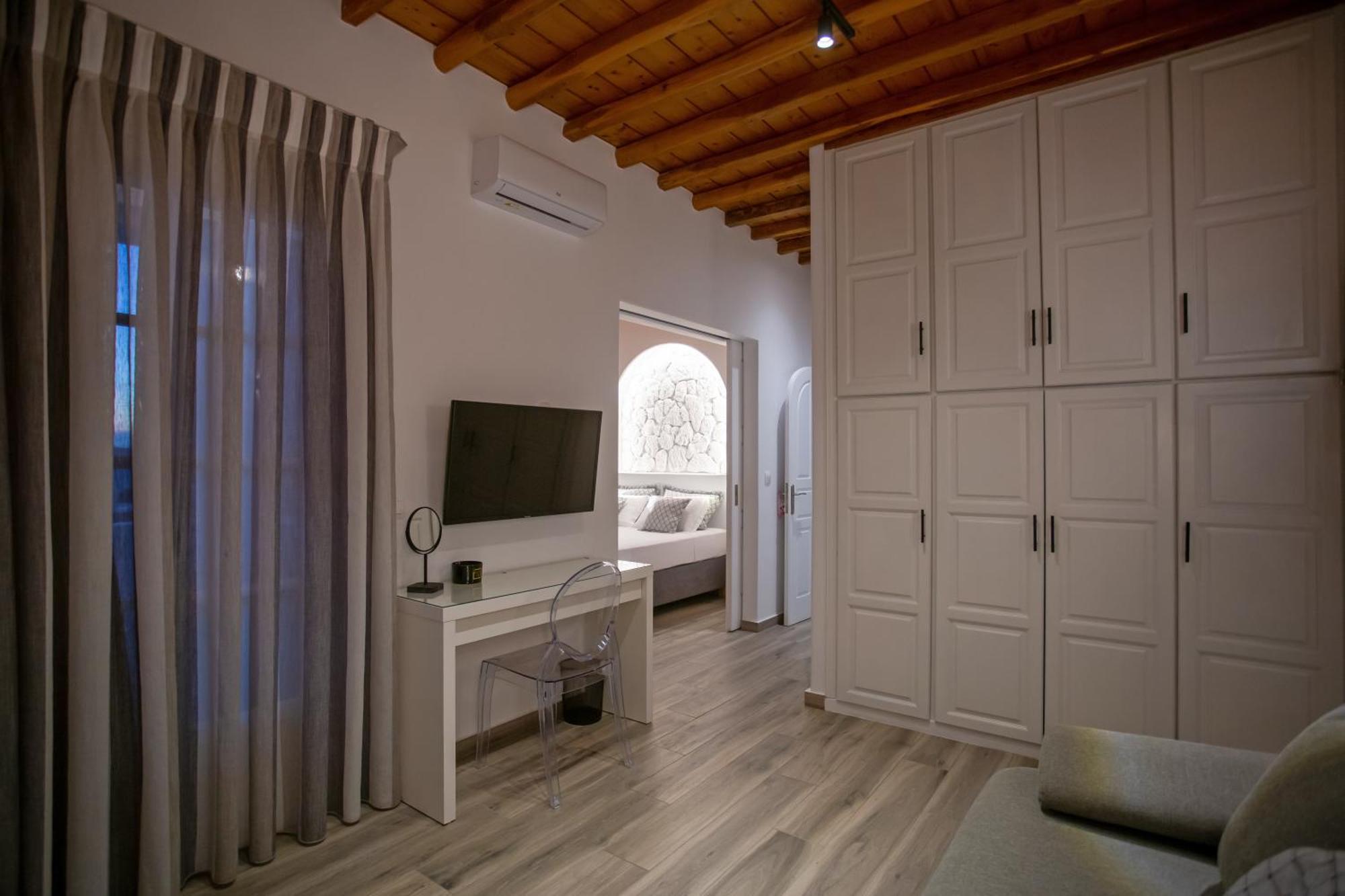 C Mykonos *