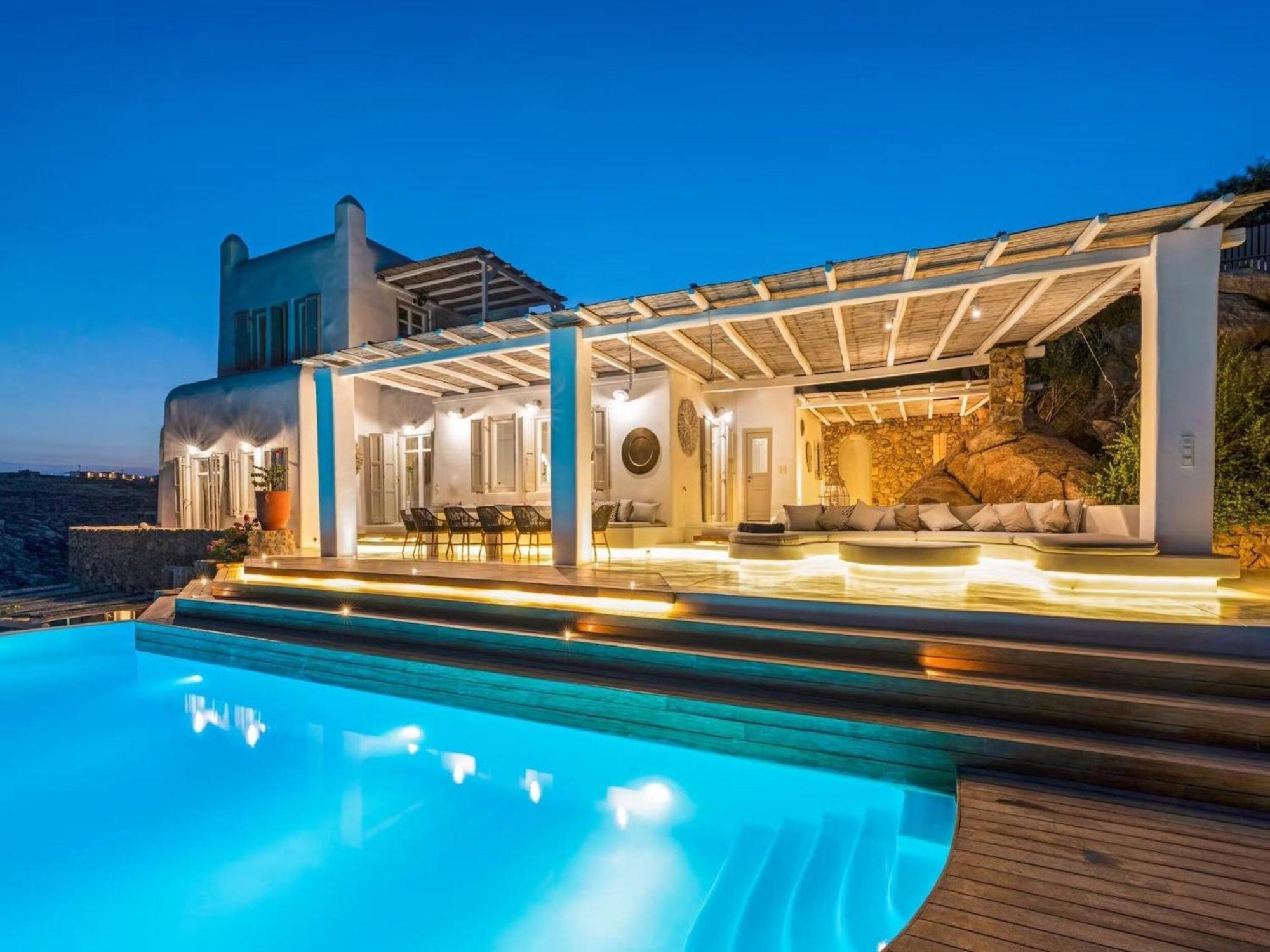 Stunning Surrounded By Lush Greenery *