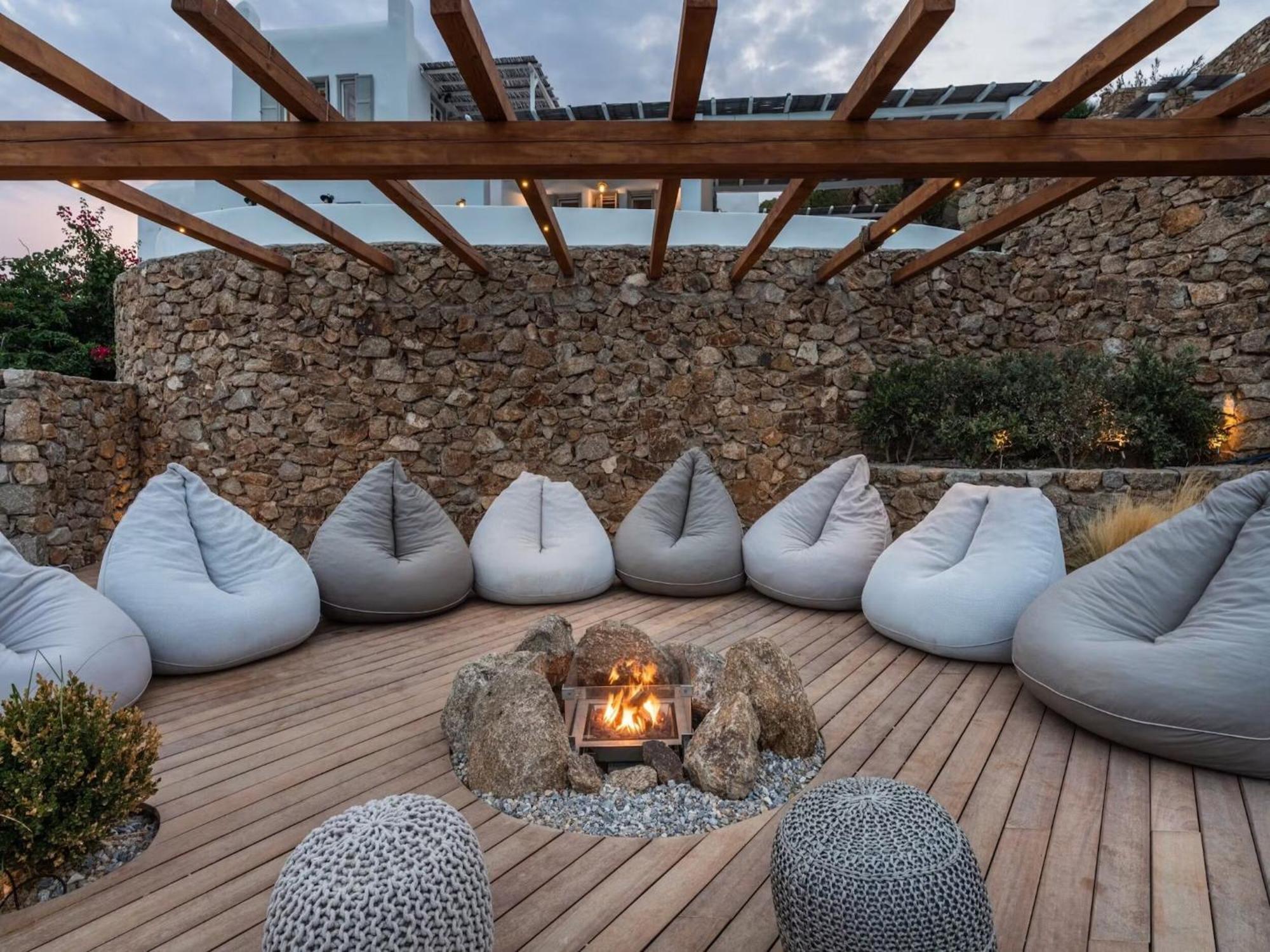 Villa Stunning Surrounded By Lush Greenery *