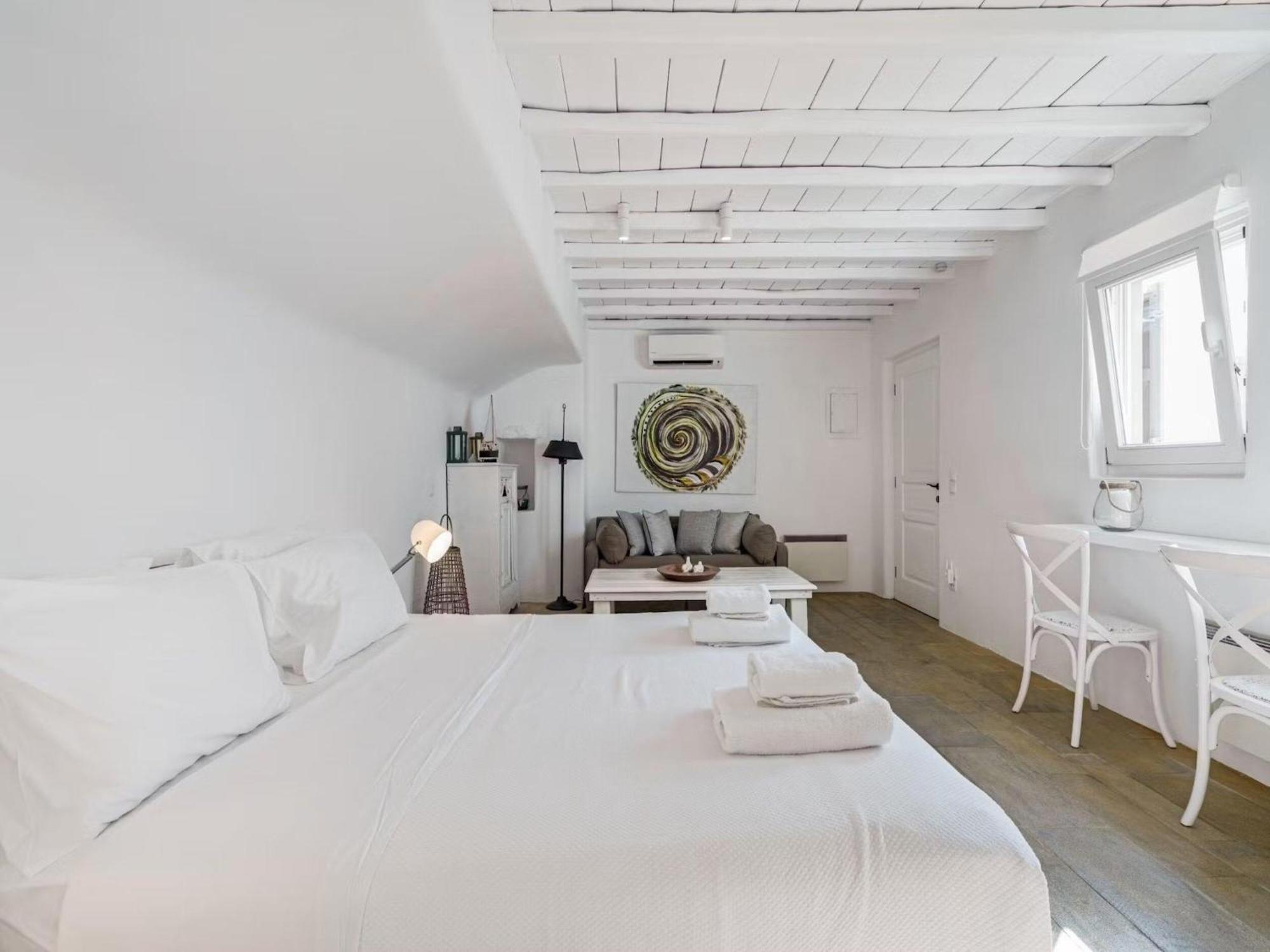 Villa Stunning Surrounded By Lush Greenery