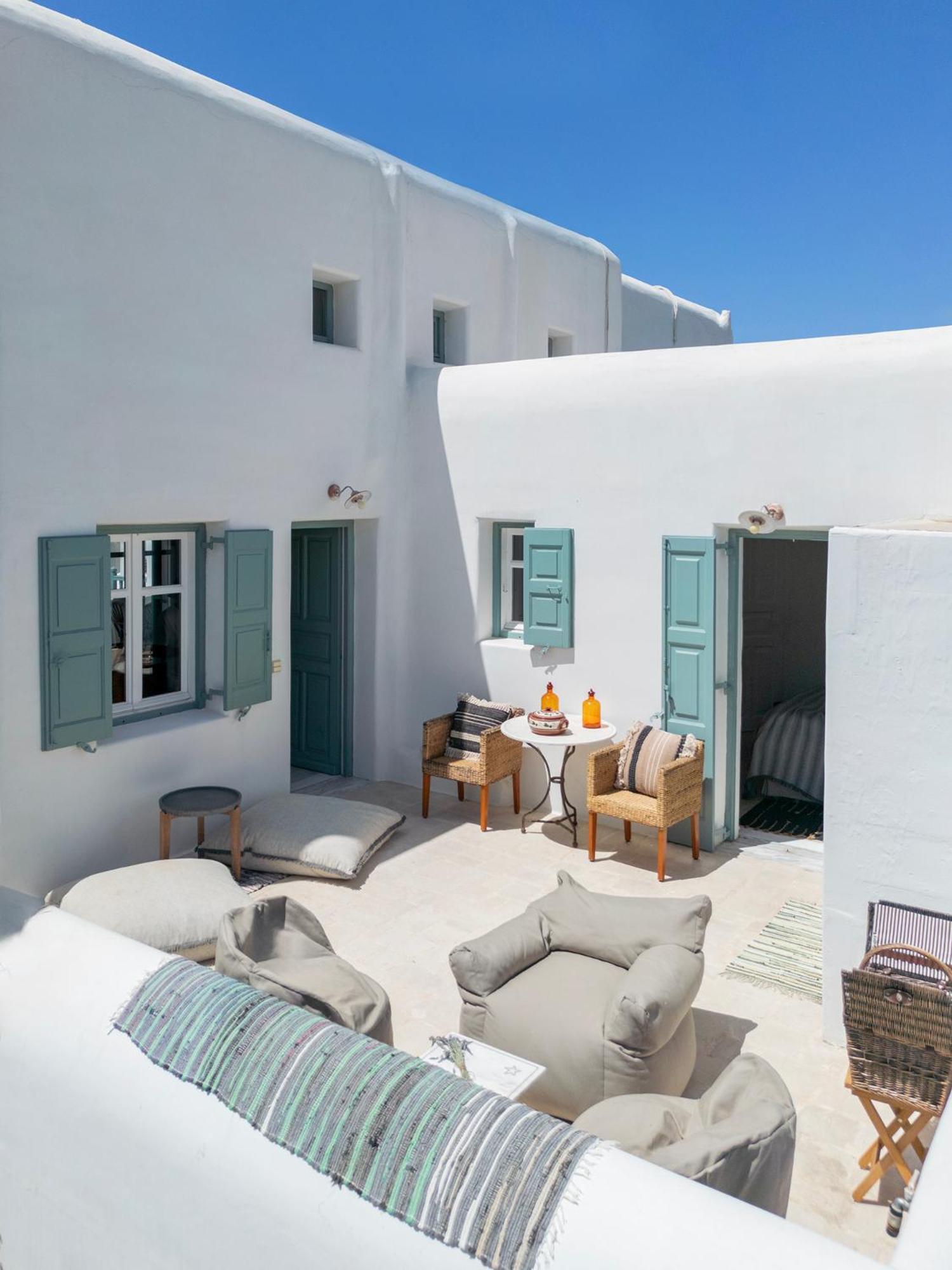 Mykonian Style W Shared Pool & Nighttime Security Guard Apartment