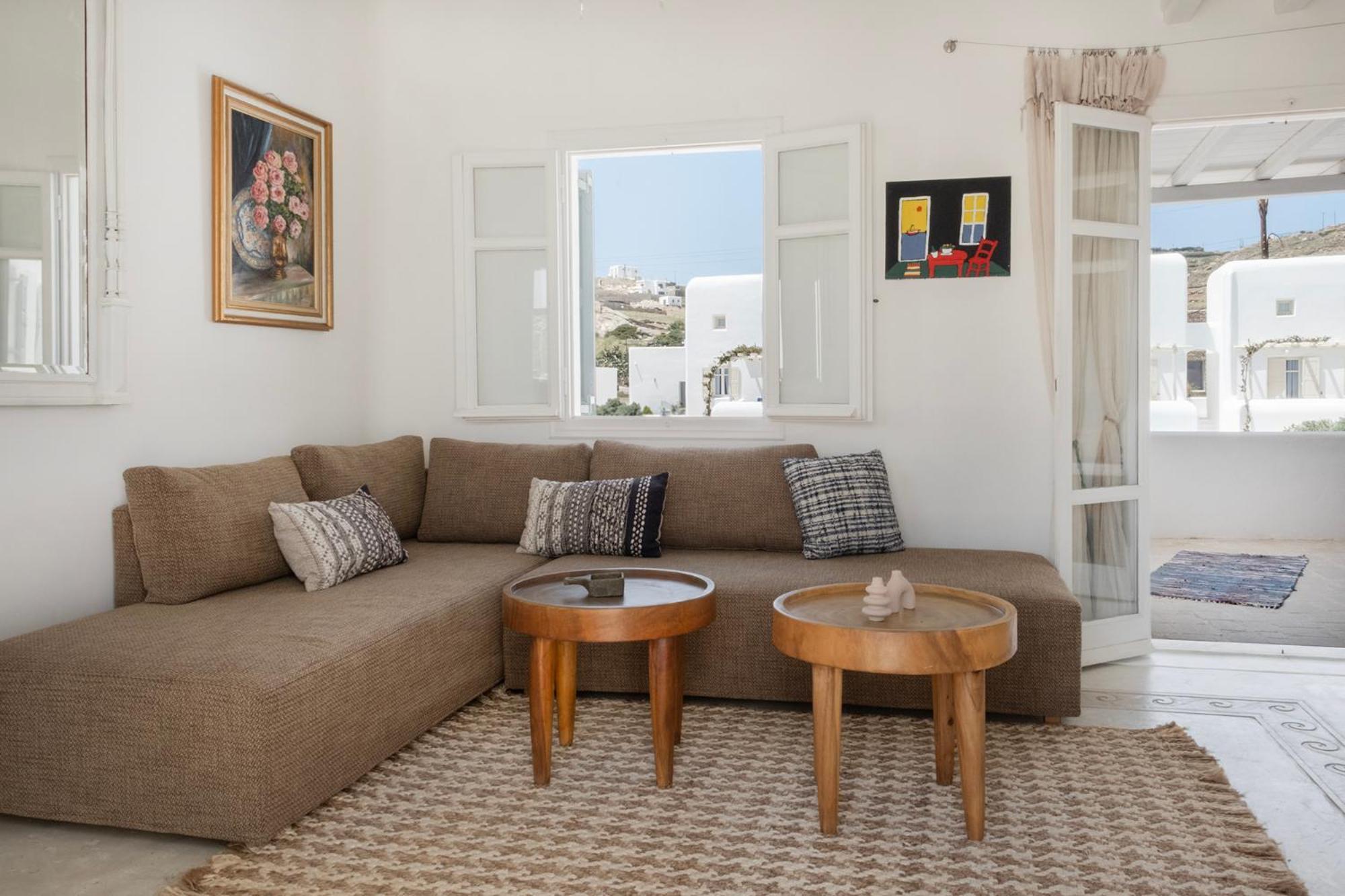 Mykonian Style W Shared Pool & Nighttime Security Guard Apartment