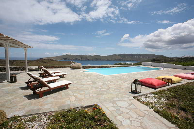 Yakinthos Aparthotel 4*