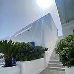 White Luxury Suite With Shared Pool Downtown