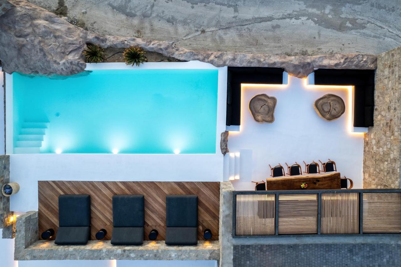 Villa Black Villa- Cave Heated Pool