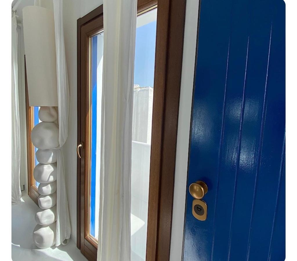White Luxury With Shared Pool Downtown Apartment