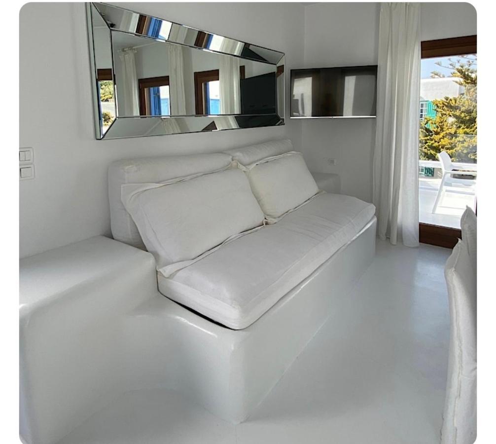 Apartment White Luxury With Shared Pool Downtown