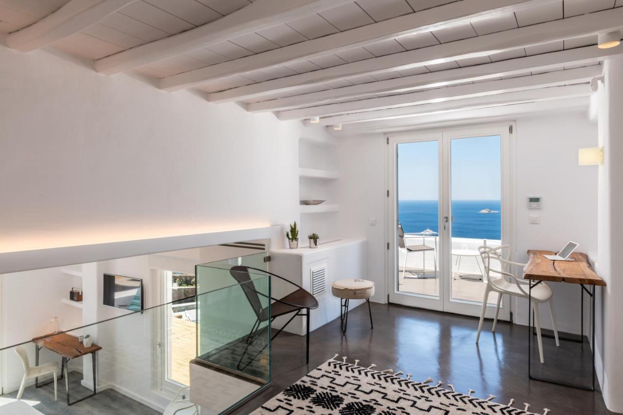 Sara Mykonos *