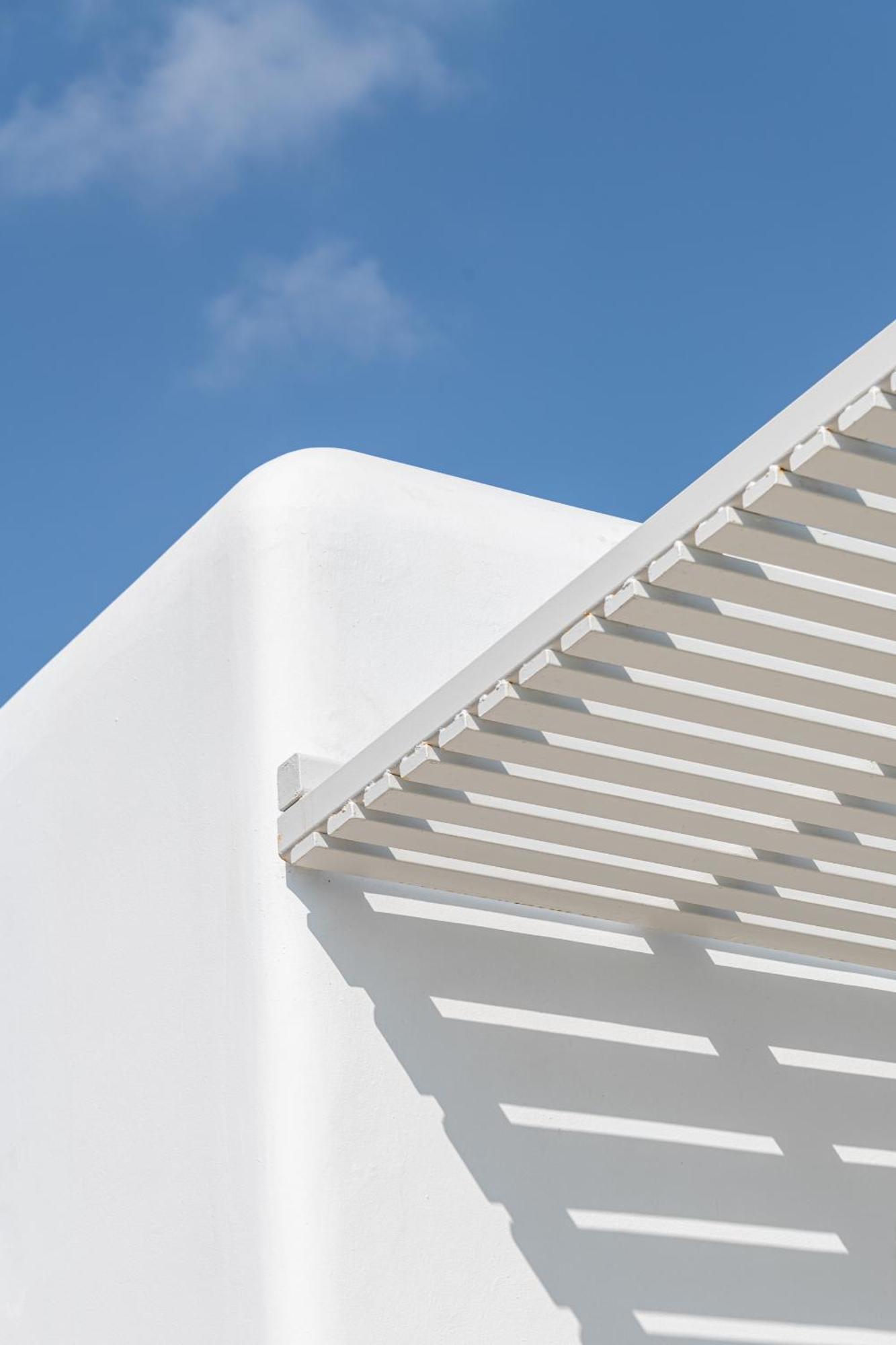 Etesians & Gasthof Super Paradise Beach (Mykonos)