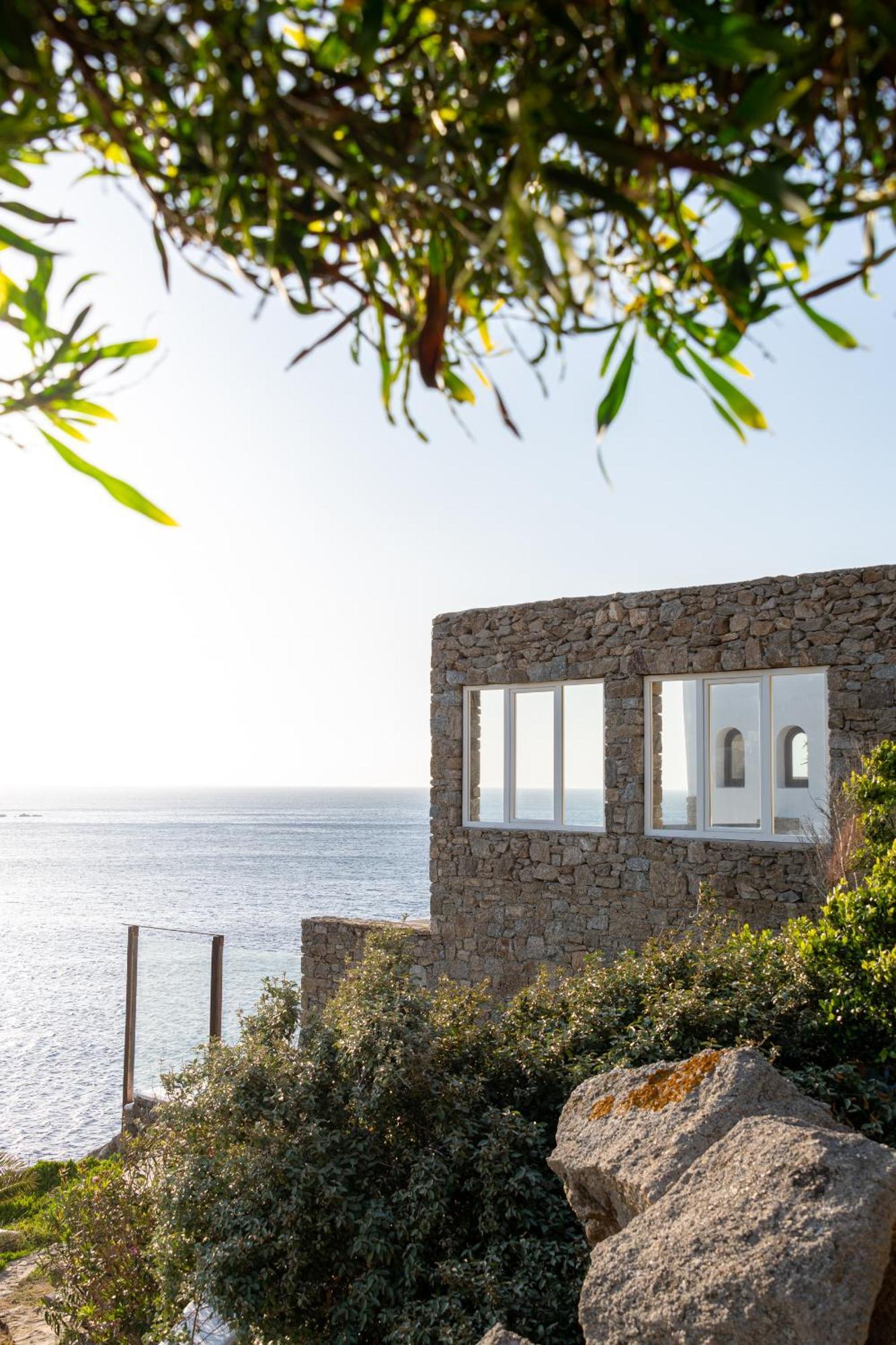Etesians & Gasthof Super Paradise Beach (Mykonos)