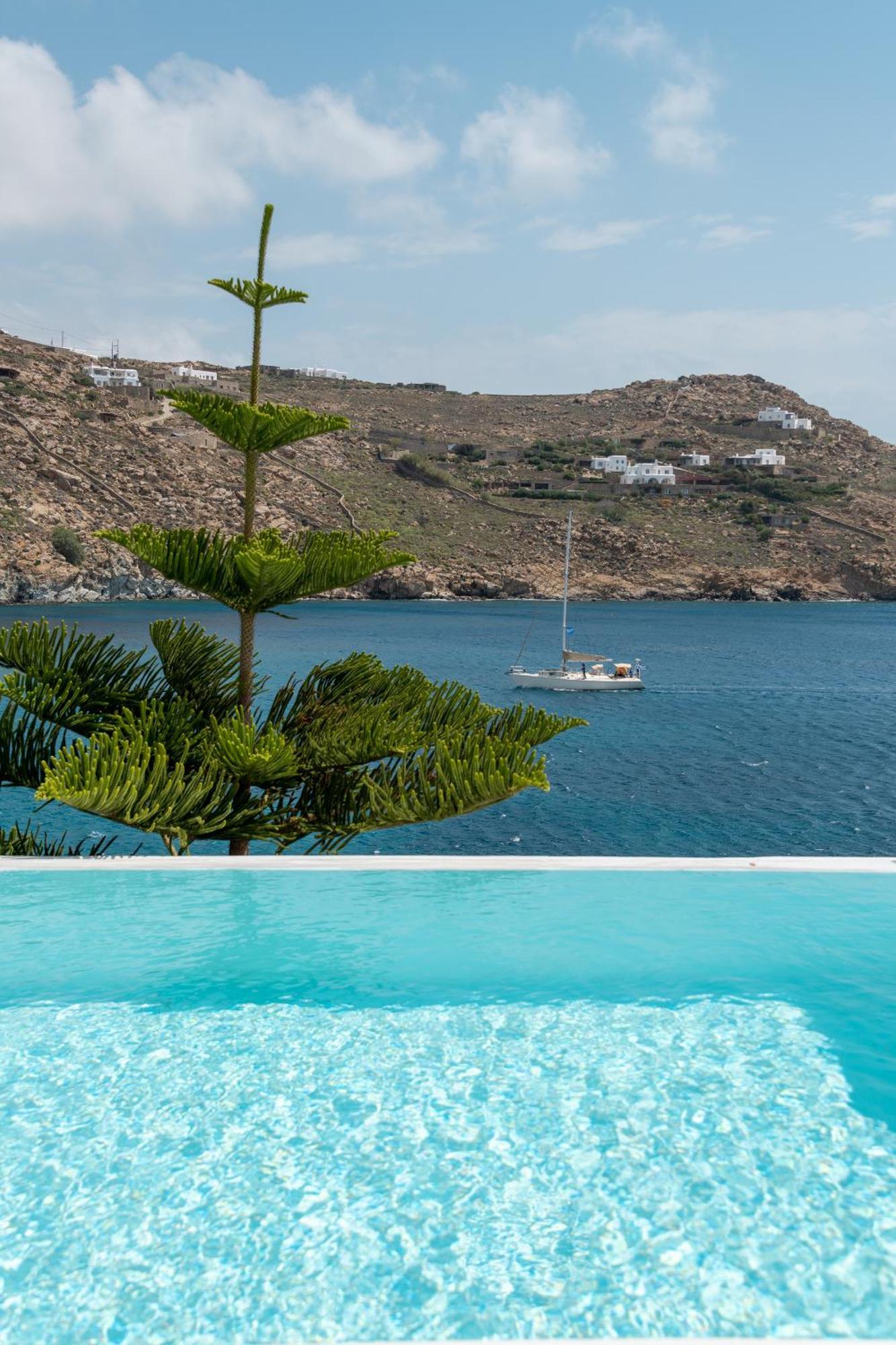 Etesians & Gasthof Super Paradise Beach (Mykonos)