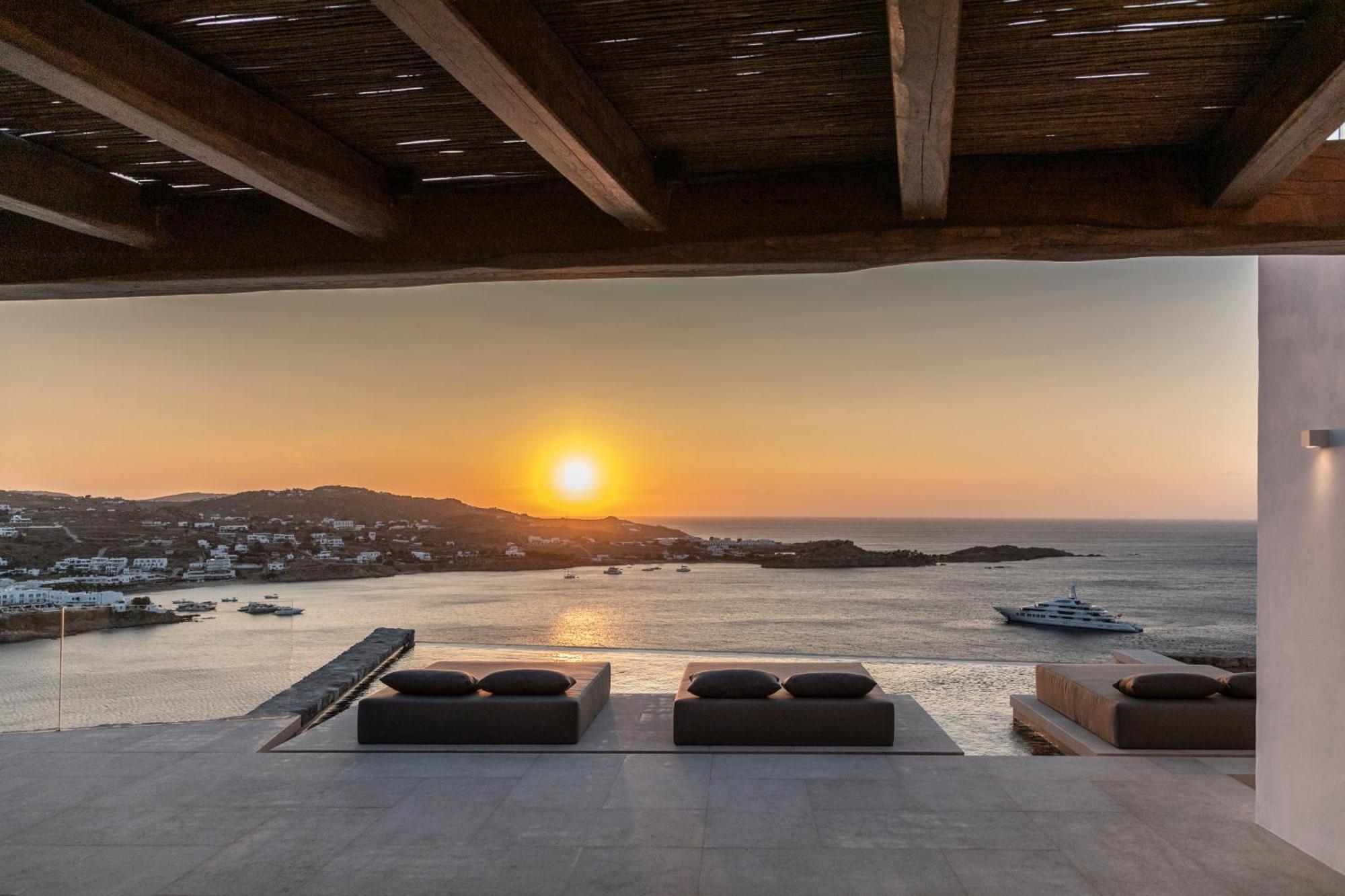 The Skyvilla Mykonos - A Landmark With Breathtaking Views Of The Psarou Bay *