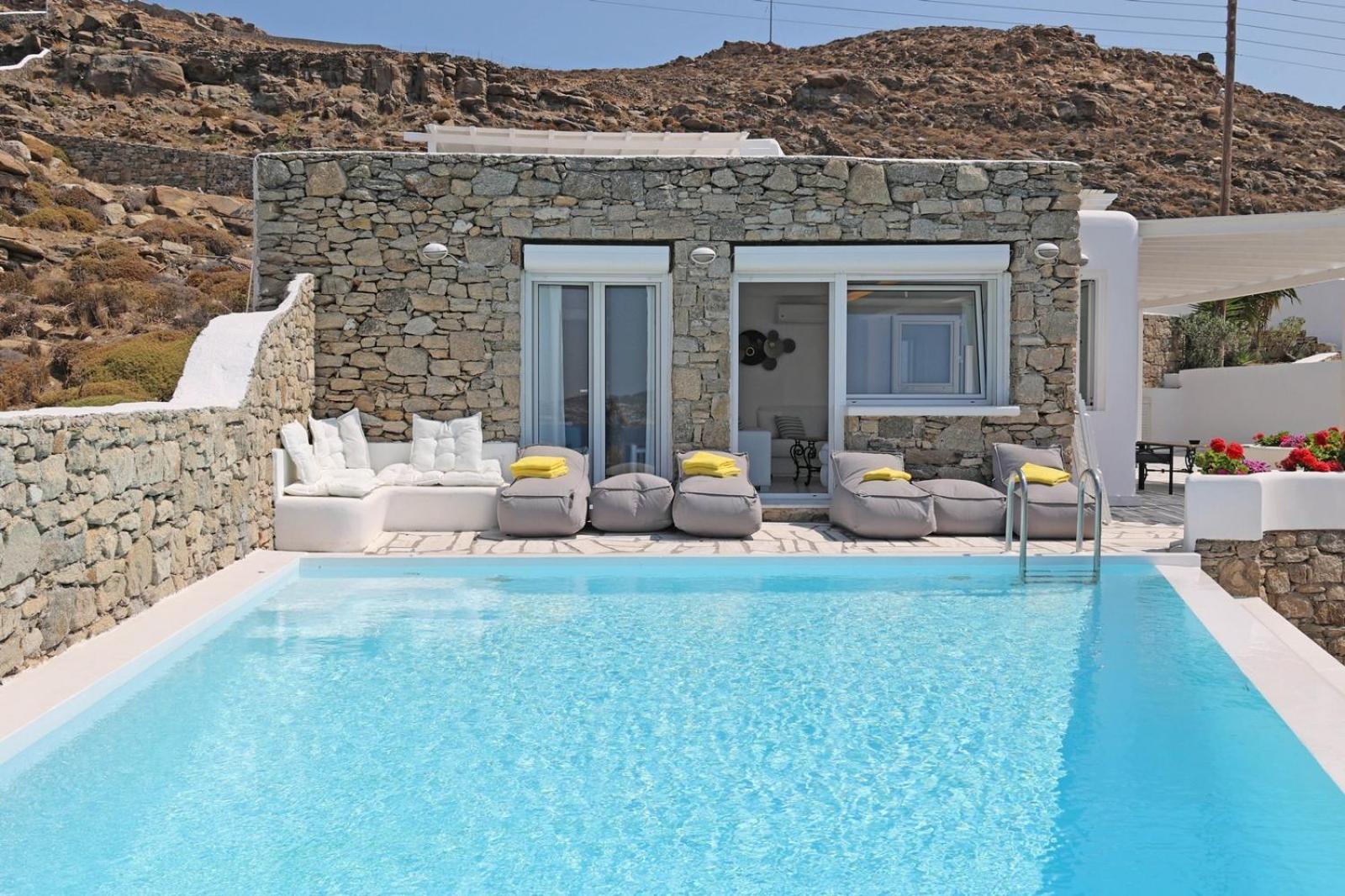 Adikri & Aparthotel Tourlos