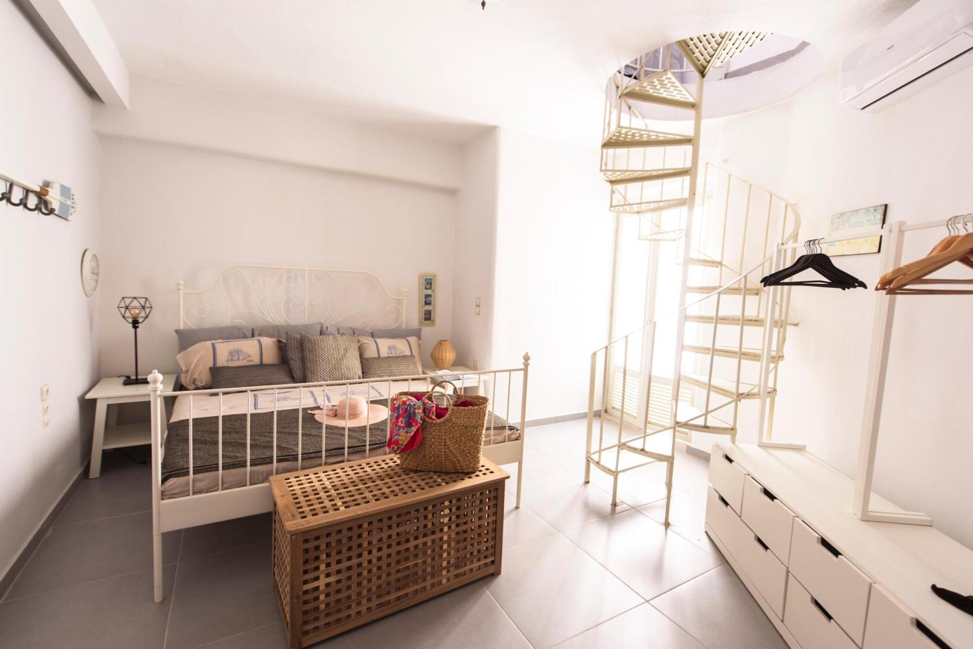 Fresh Renovated Maisonette Close To The