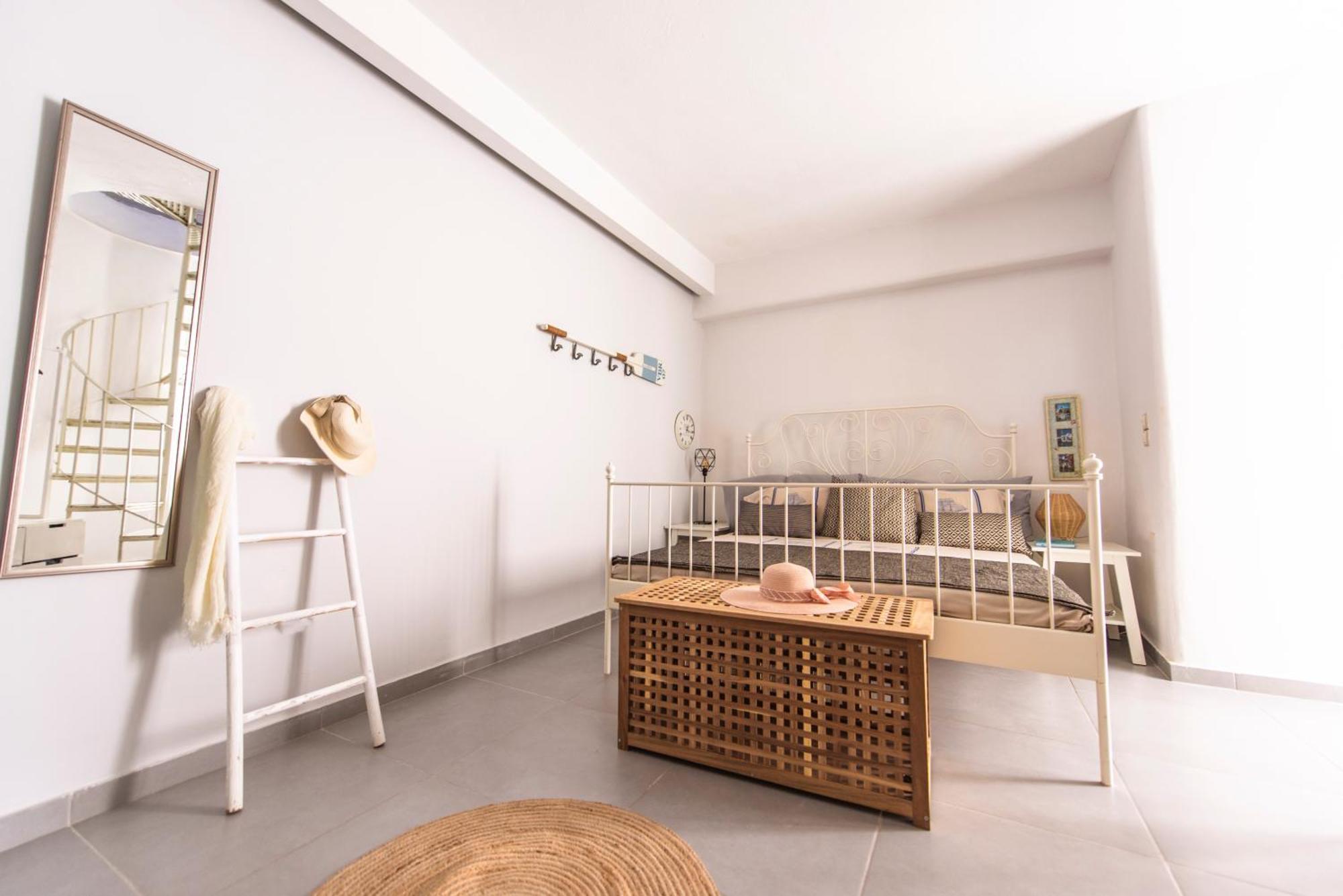 Fresh Renovated Maisonette Close To The *