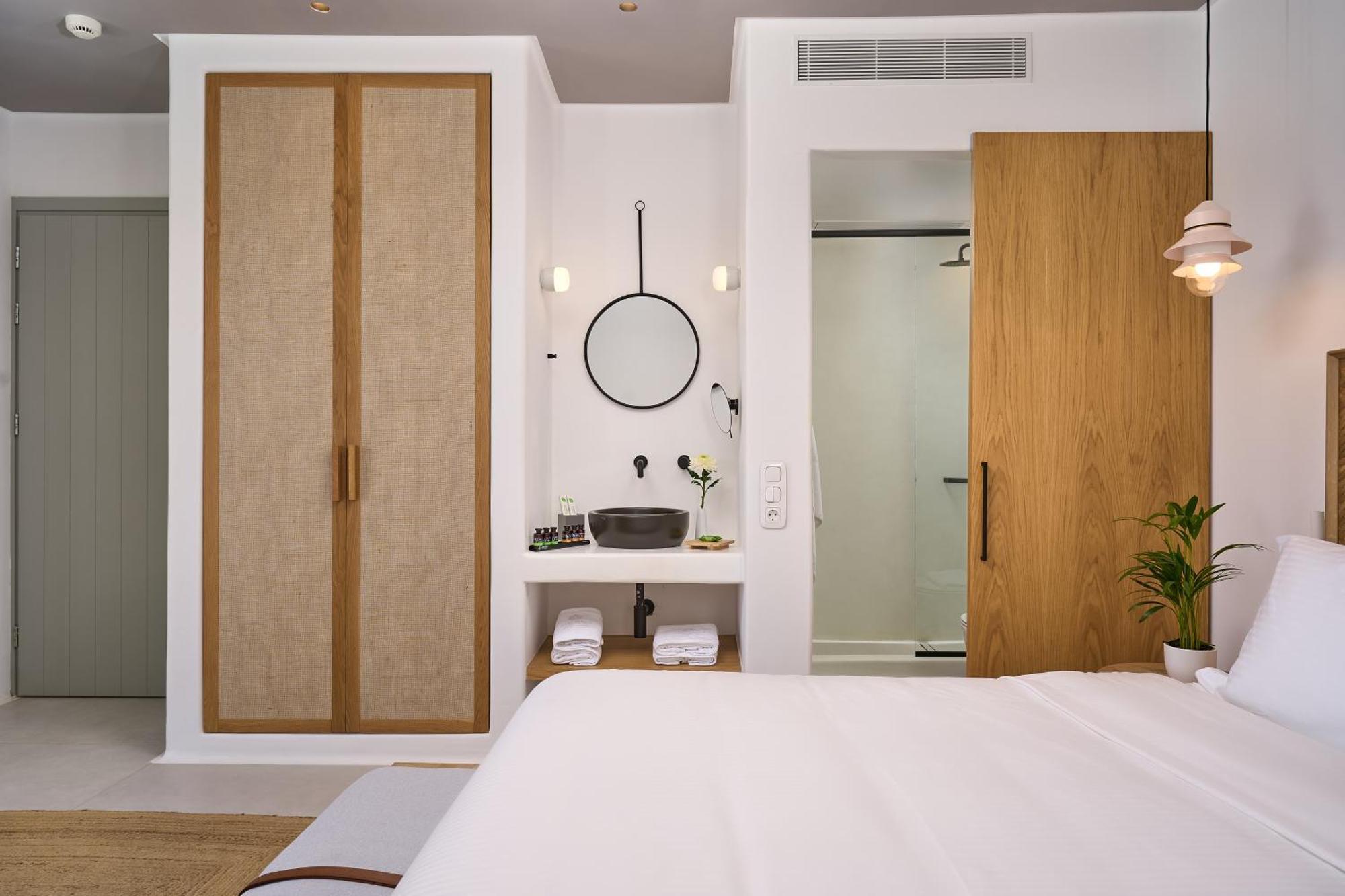 Adorno And Hotel 4*