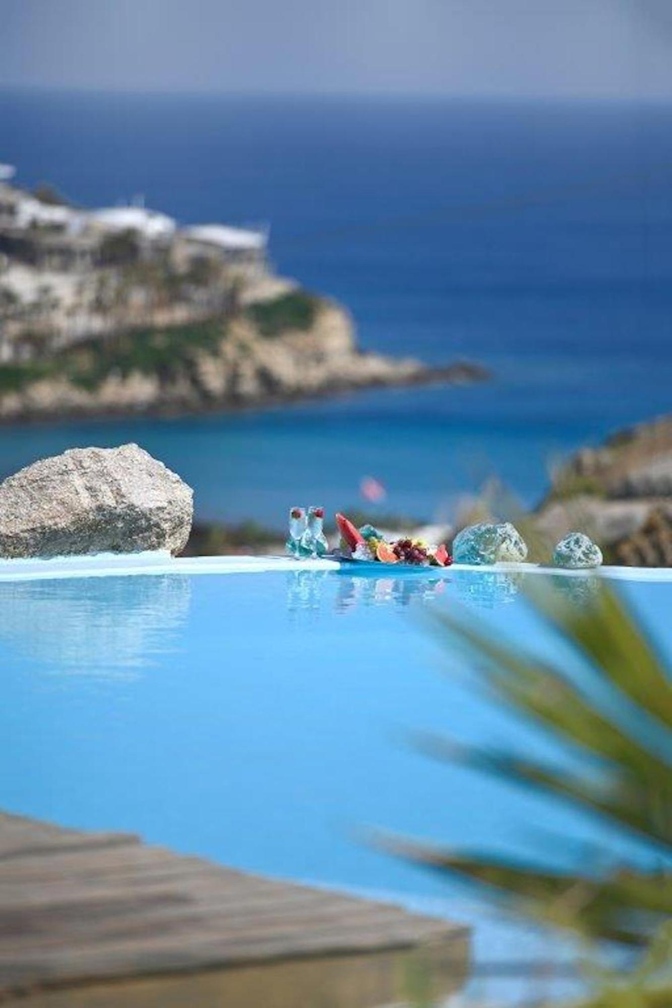Luxury Platis Gialos: Poolside Retreat Villa *