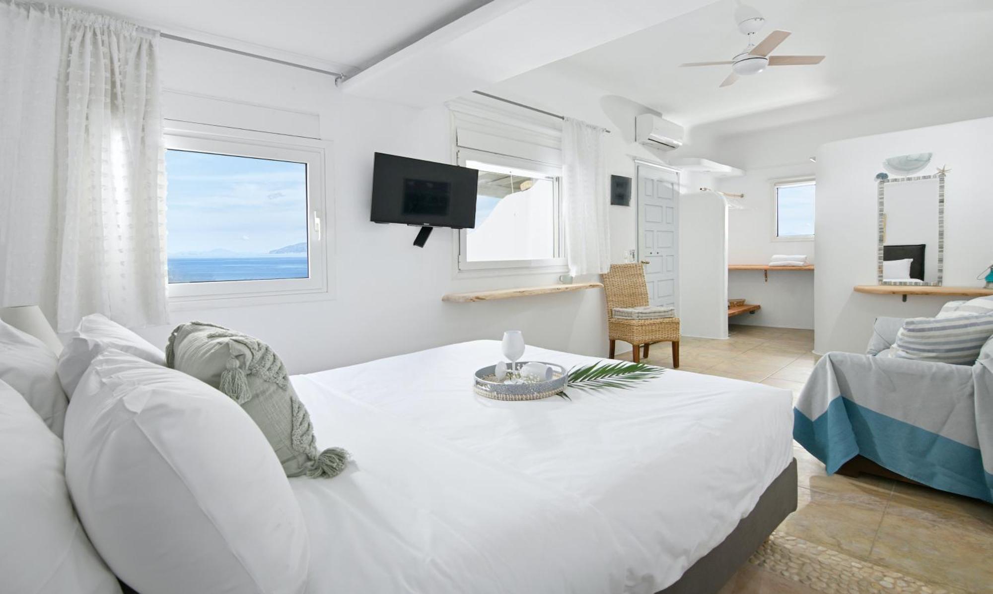 Luxury Platis Gialos: Poolside Retreat *