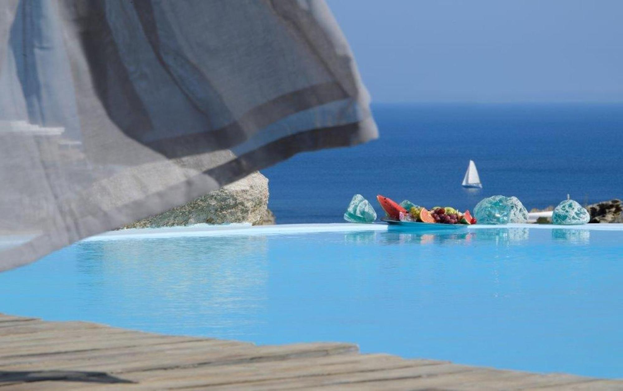 Villa Luxury Platis Gialos: Poolside Retreat