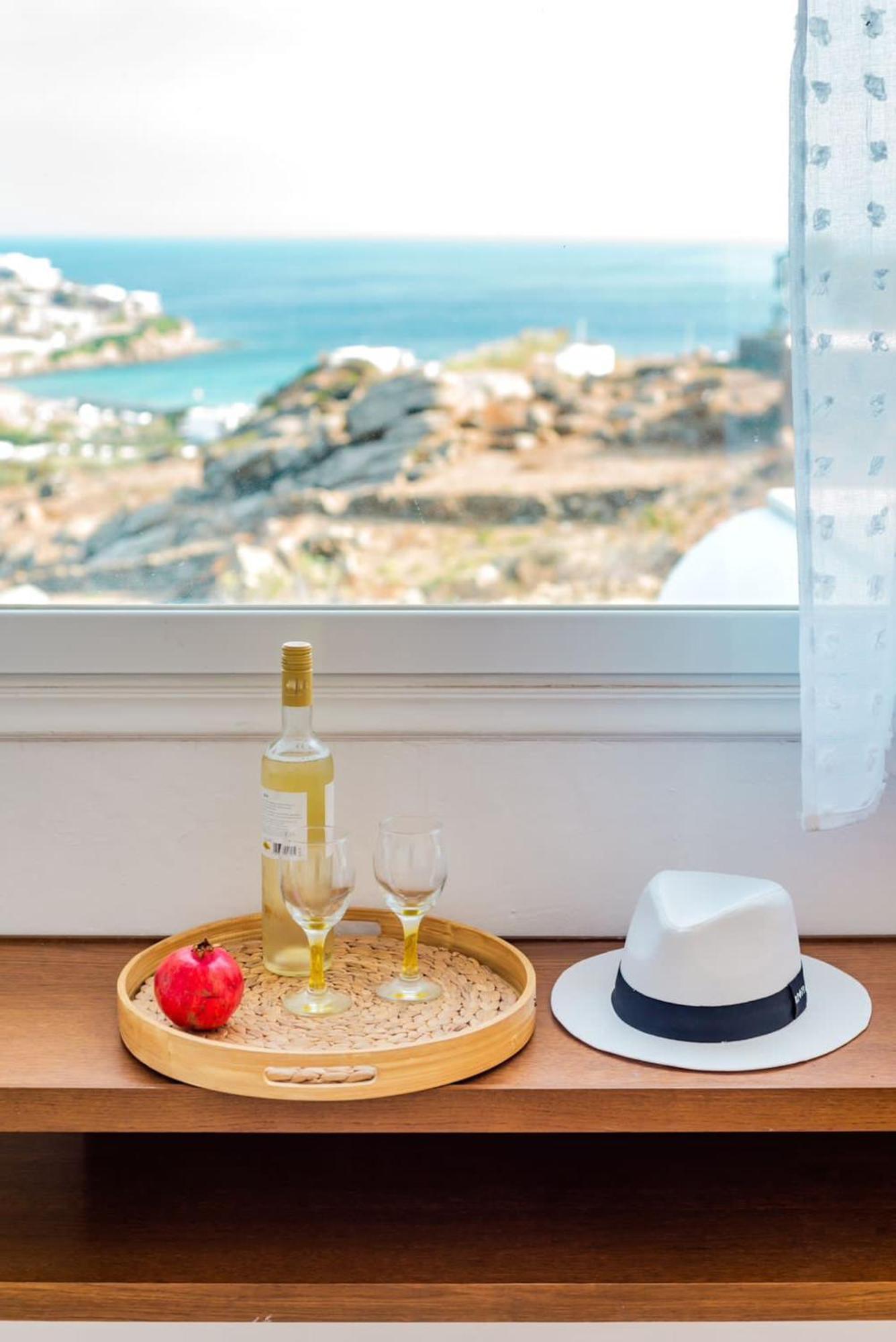 Luxury Platis Gialos: Poolside Retreat Villa *