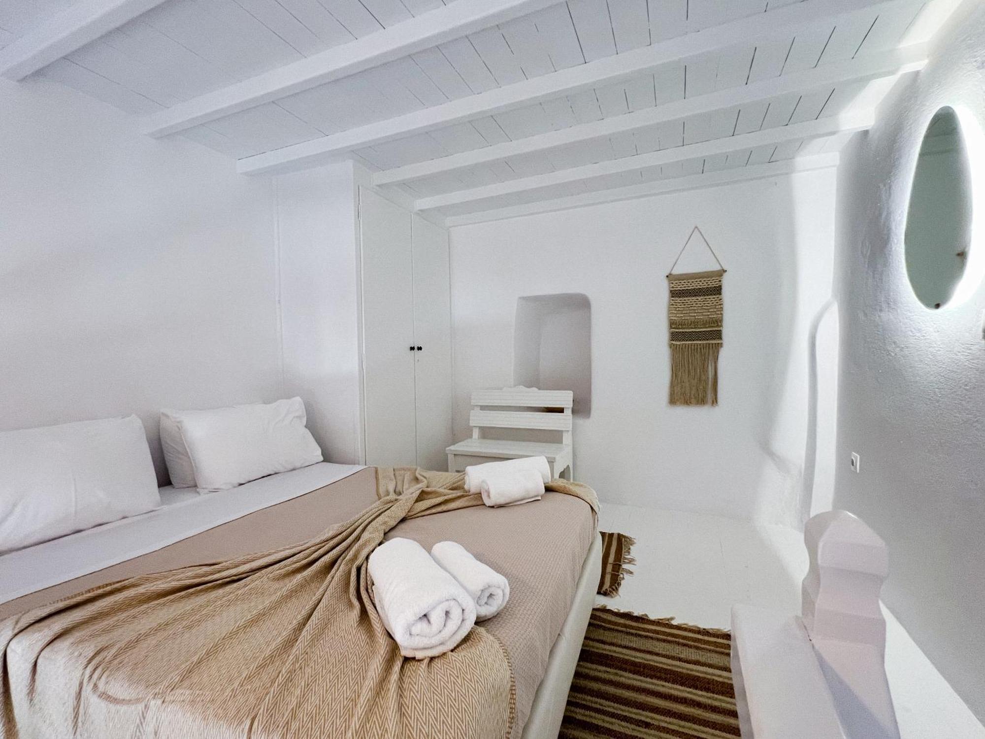Kamara & Mykonos Town