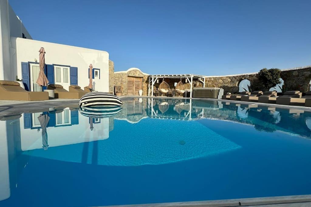 Waterfront - Stunning 5-bedroom Annita With Incredible Views