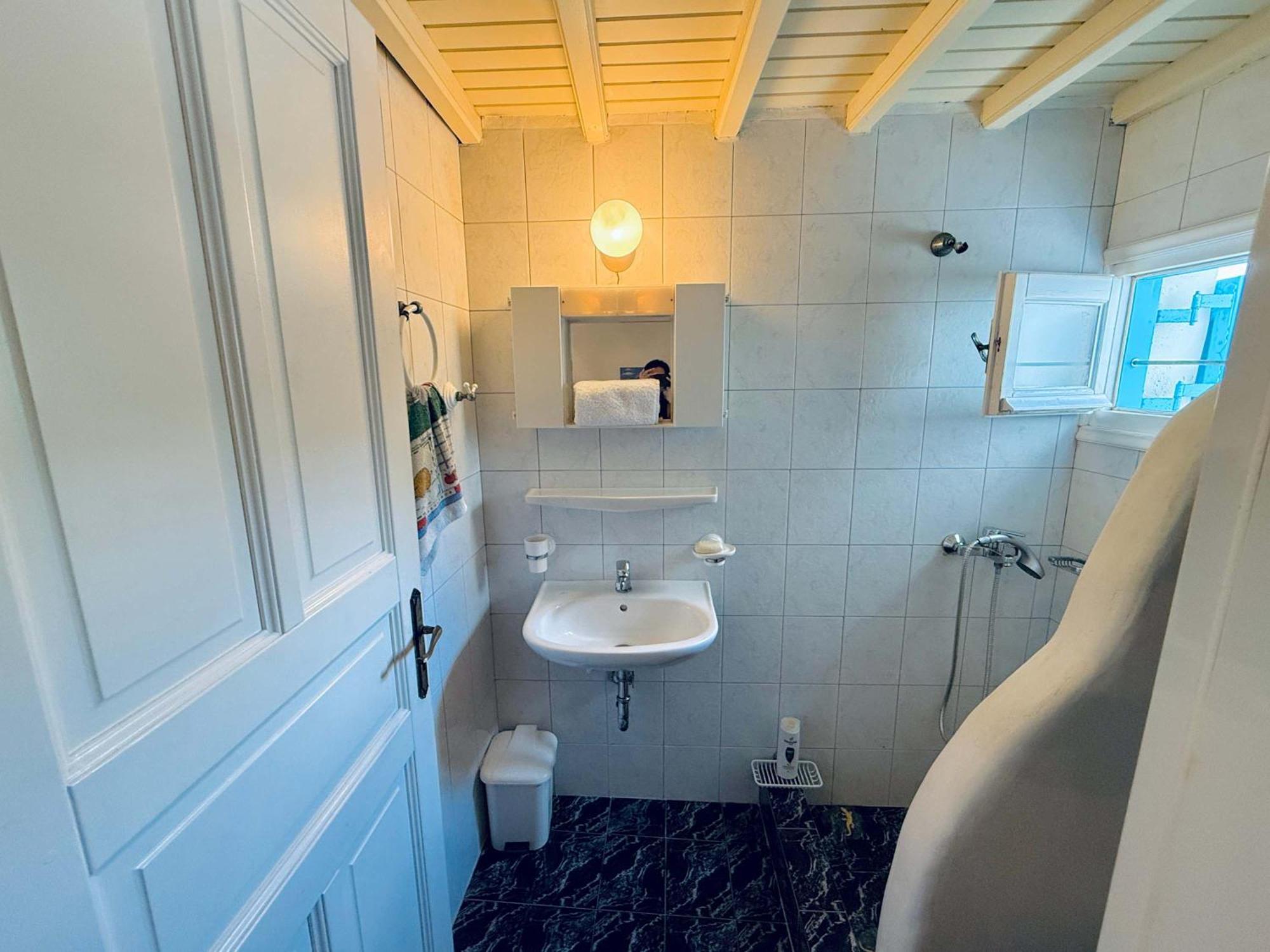 Stylish 2 Bd Escape With Patio At Ornos (Mykonos)
