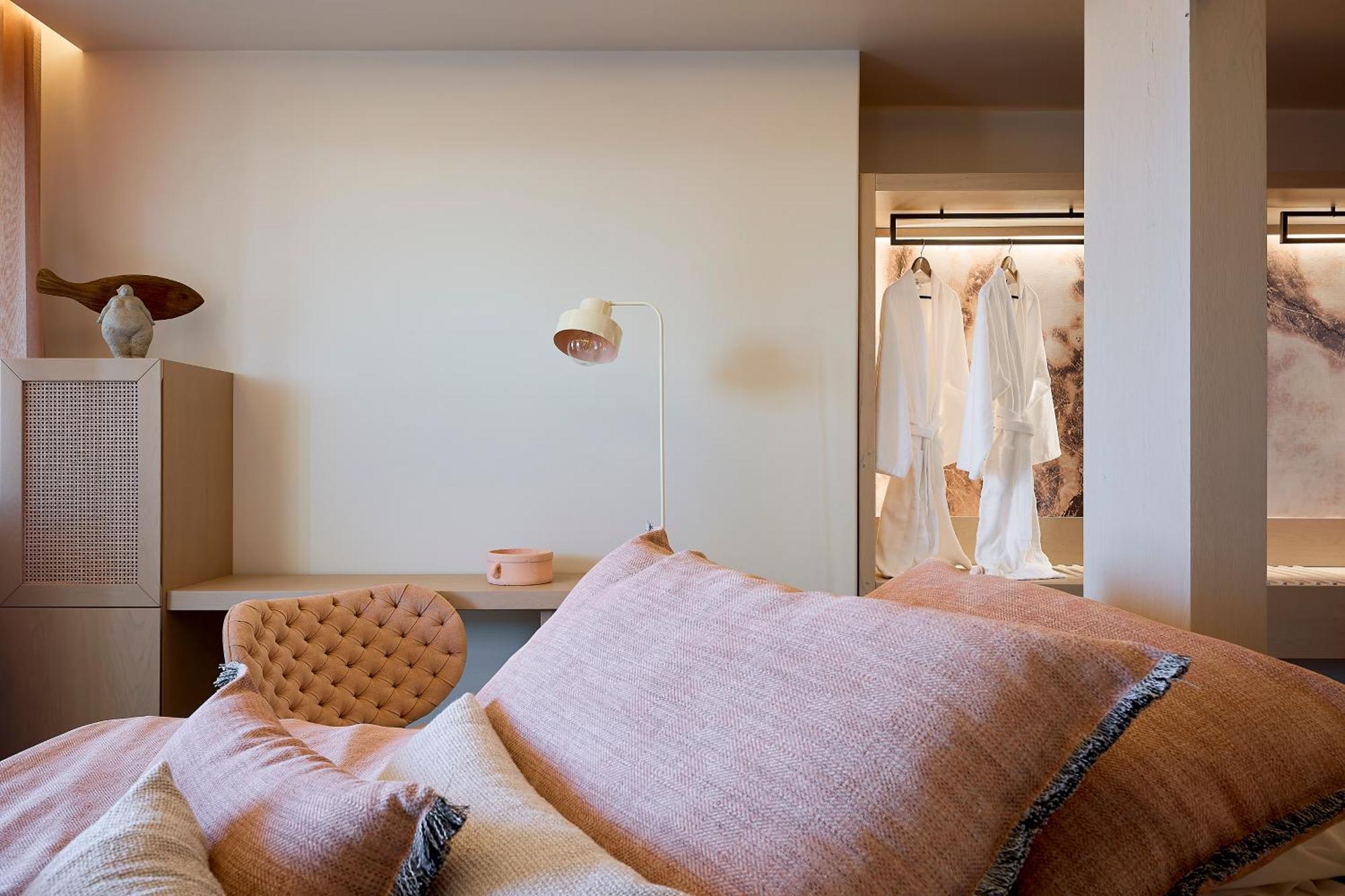 Amazon Mykonos & Hotel Agios Ioannis Diakoftis
