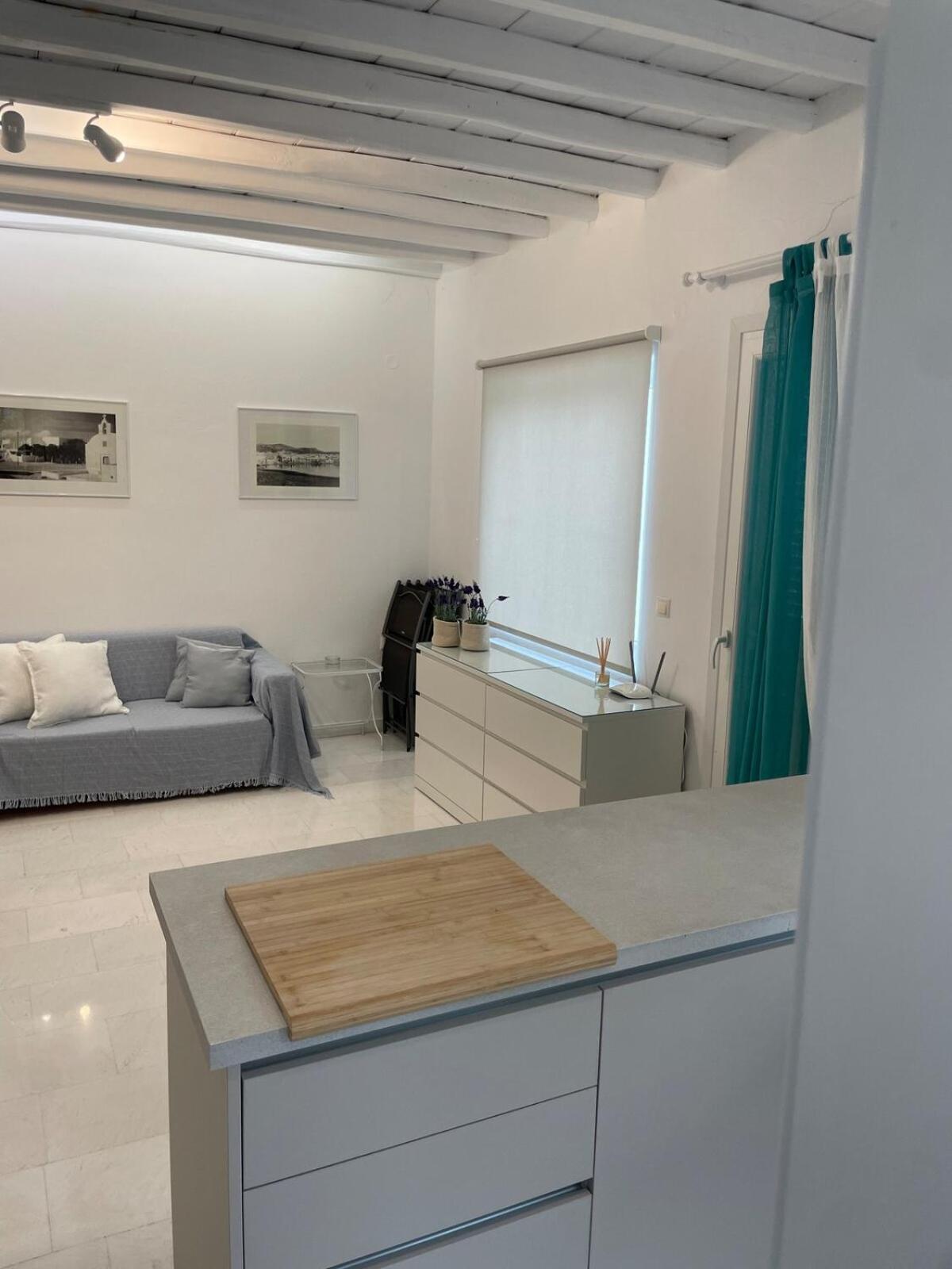 Aegean Bliss - Stylish In Agios Stefanos Apartment *