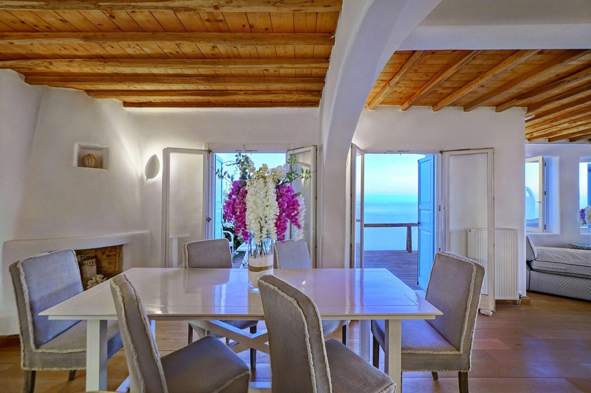 M11 - Seaview - Luxury With Pools & Views *