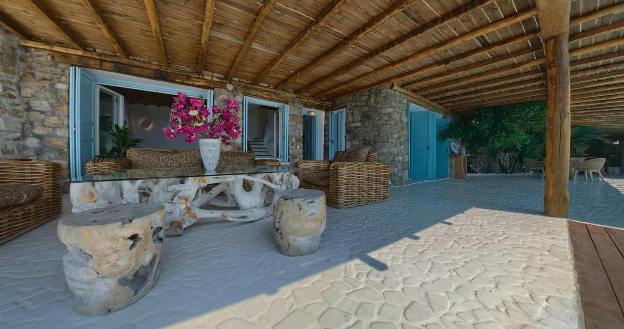 M11 - Seaview - Luxury With Pools & Views