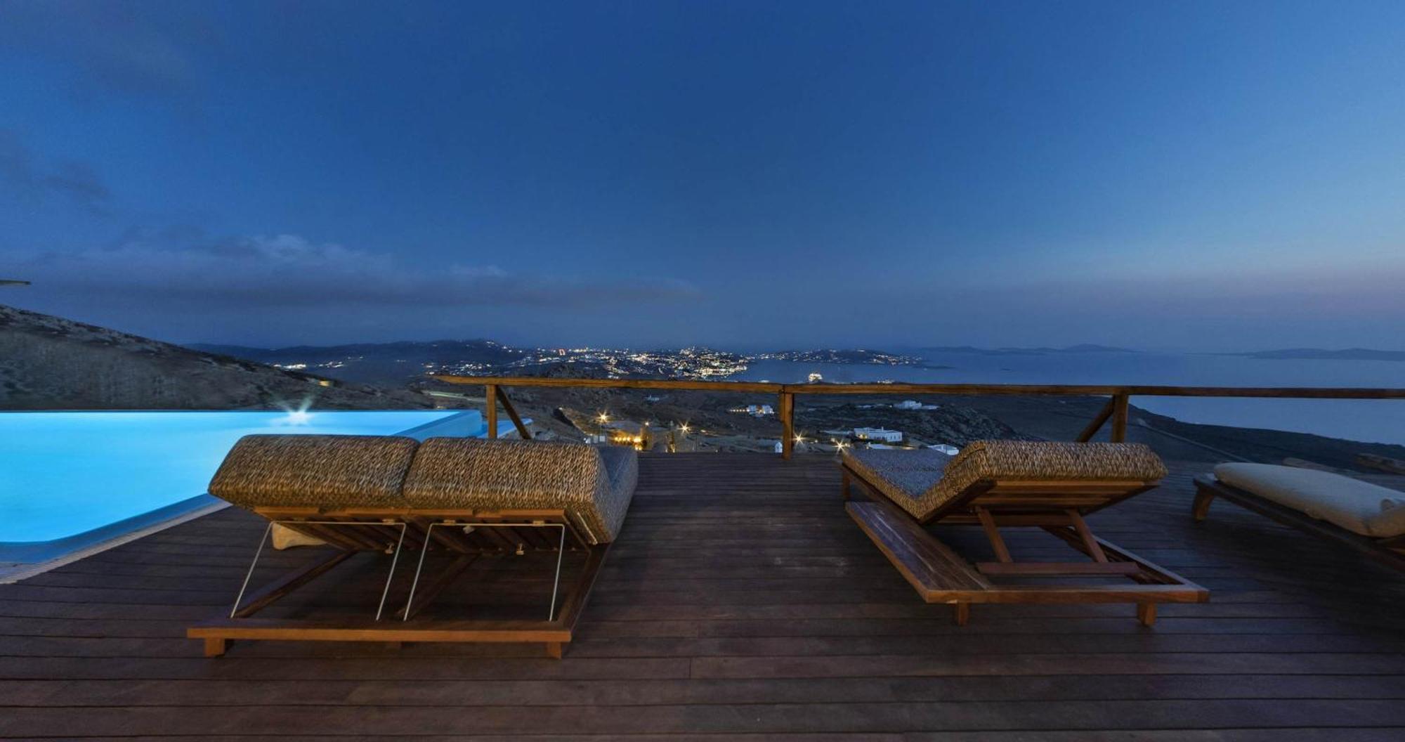 M11 - Seaview - Luxury With Pools & Views *
