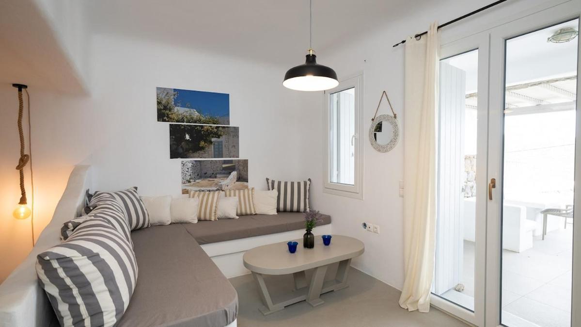 Beachfront House With 2 Hot Tubs Panormos (Mykonos)