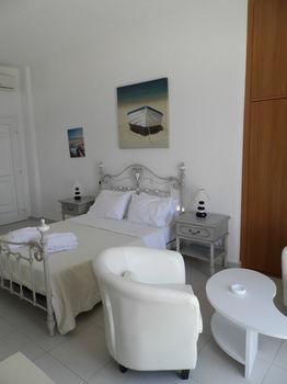 Maroulinas Boutique & *