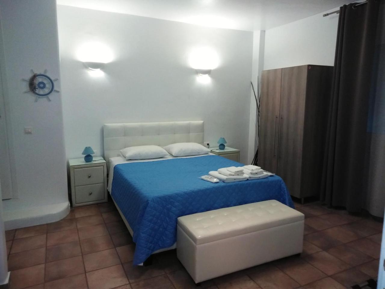 Blue & White Apartment Ano Mera