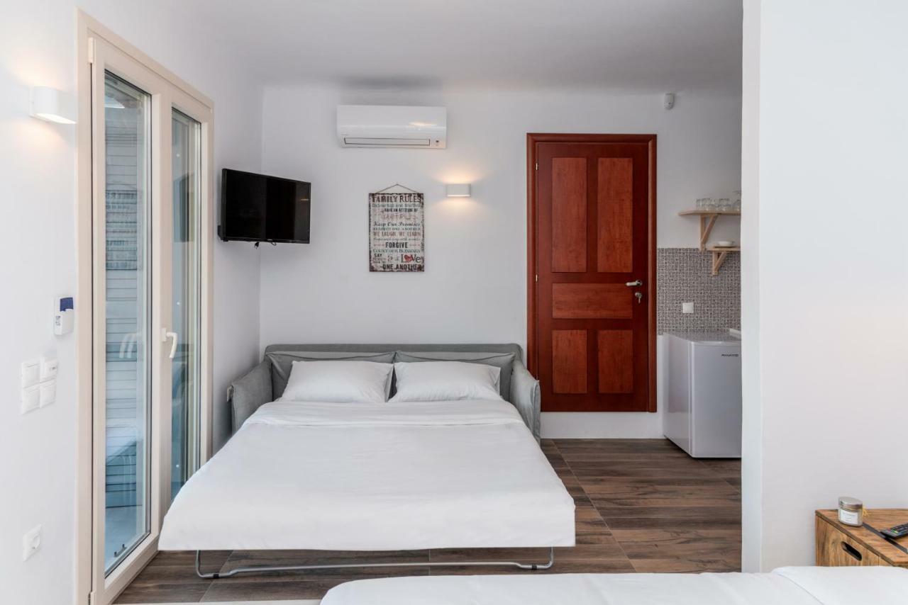 Etesians & Gasthof Super Paradise Beach (Mykonos)