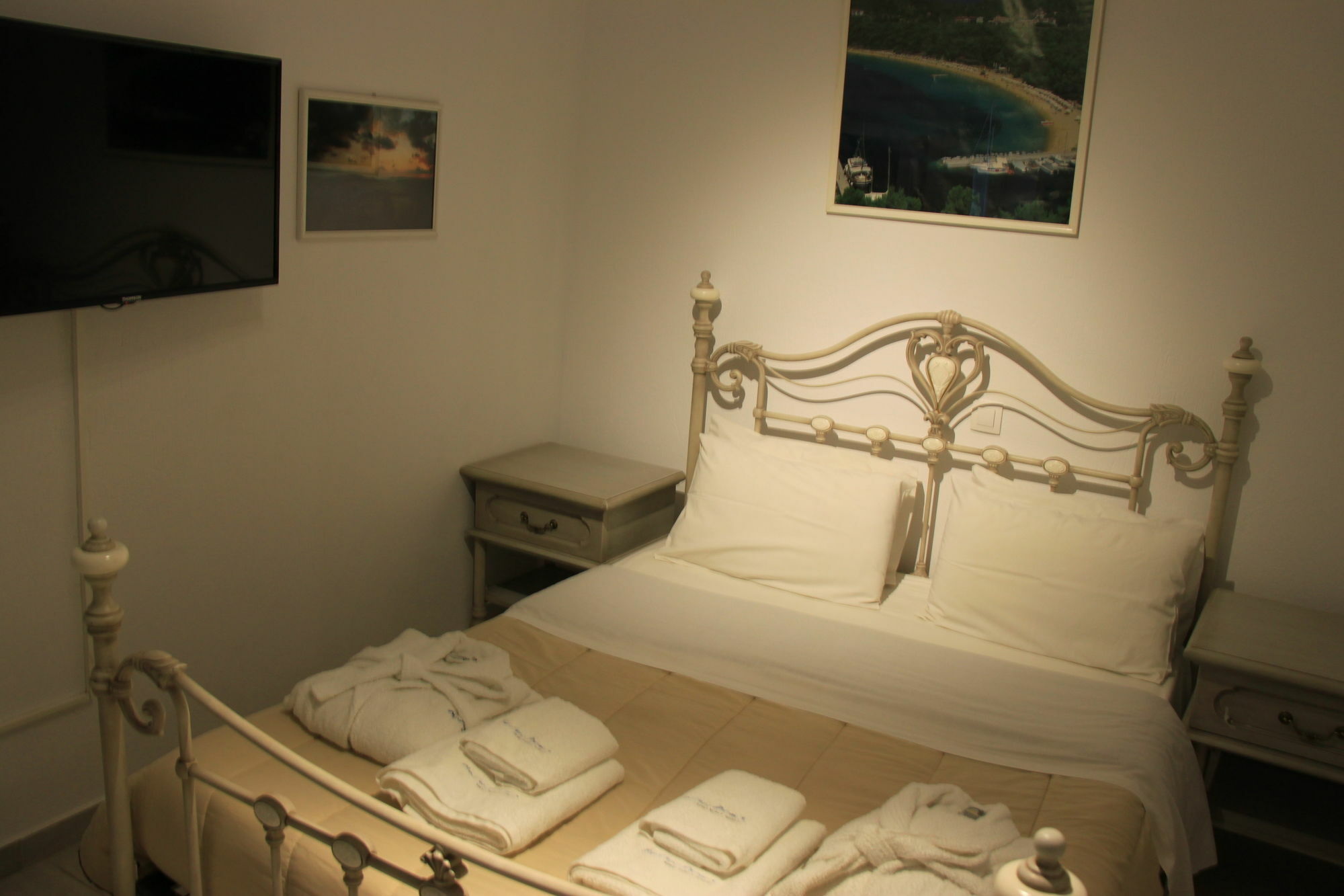 Maroulinas Boutique & *