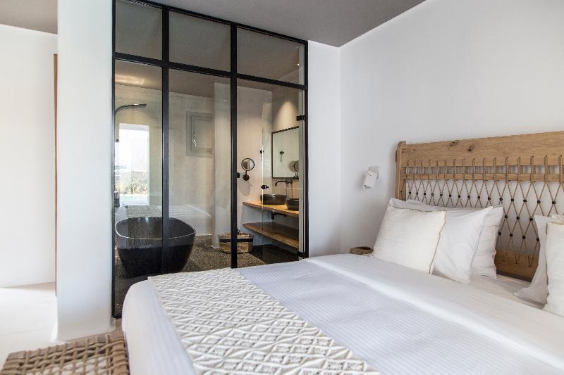 Adorno And Hotel 4*