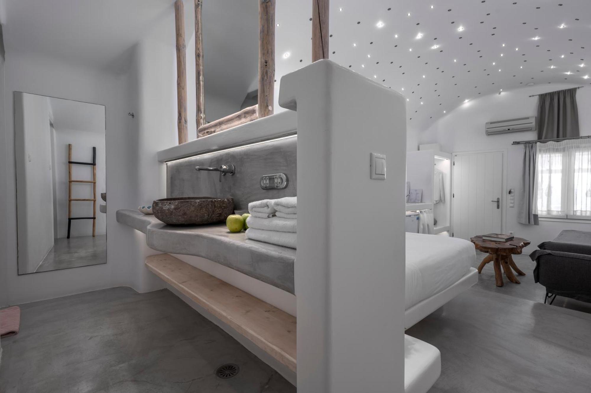 Flaskos Luxury Suites