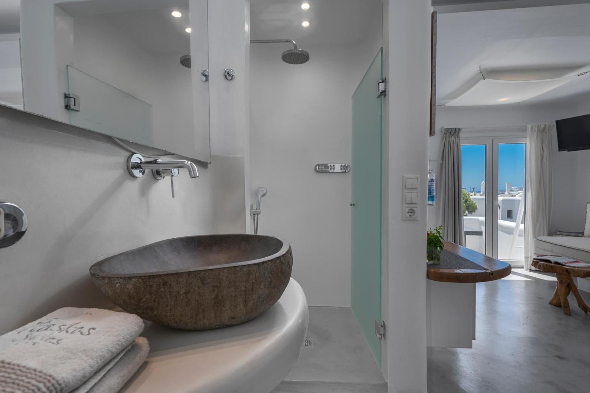 Flaskos Luxury Suites 4*