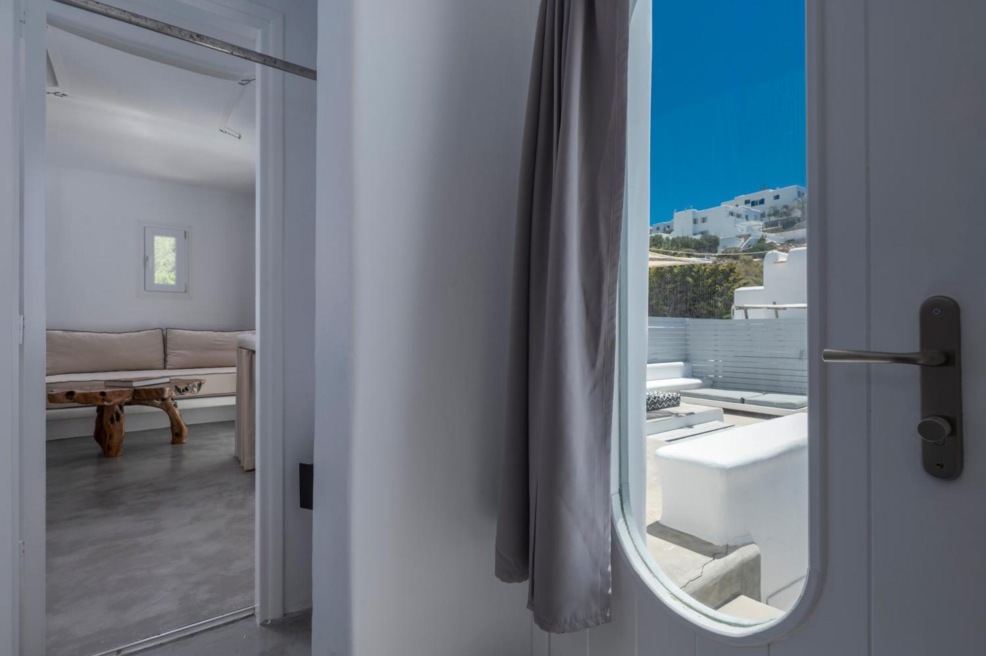 Flaskos Luxury Suites 4*
